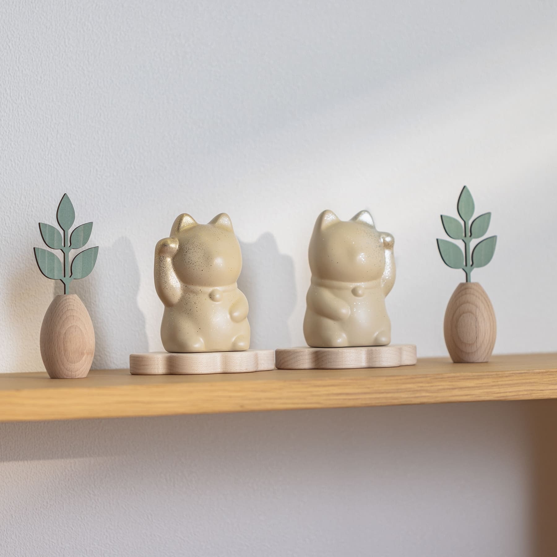 maneki maneki 】招き猫 漆 URUSHI 【 ペア 】［ 金の右手 & 銀の左手