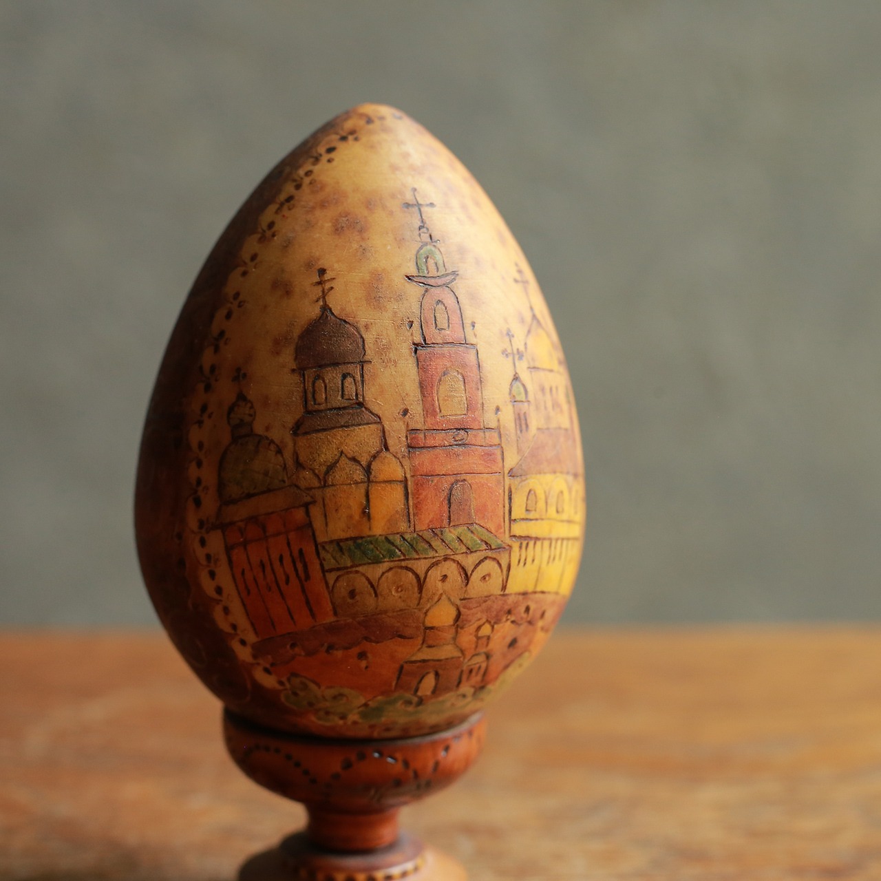 ロシアの街が描かれた、卵型のオブジェ