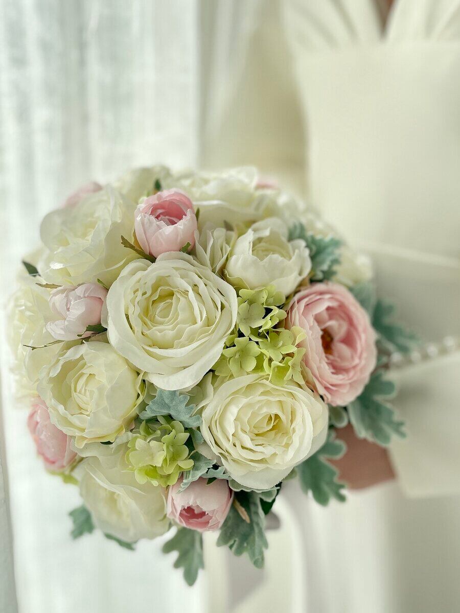 白バラとピンクミニバラのラウンドブーケとブートニアのセット | mil