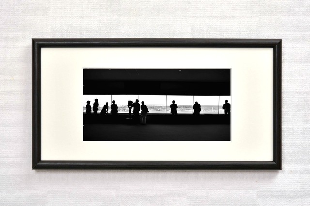 展望台からの眺めを楽しむ人々