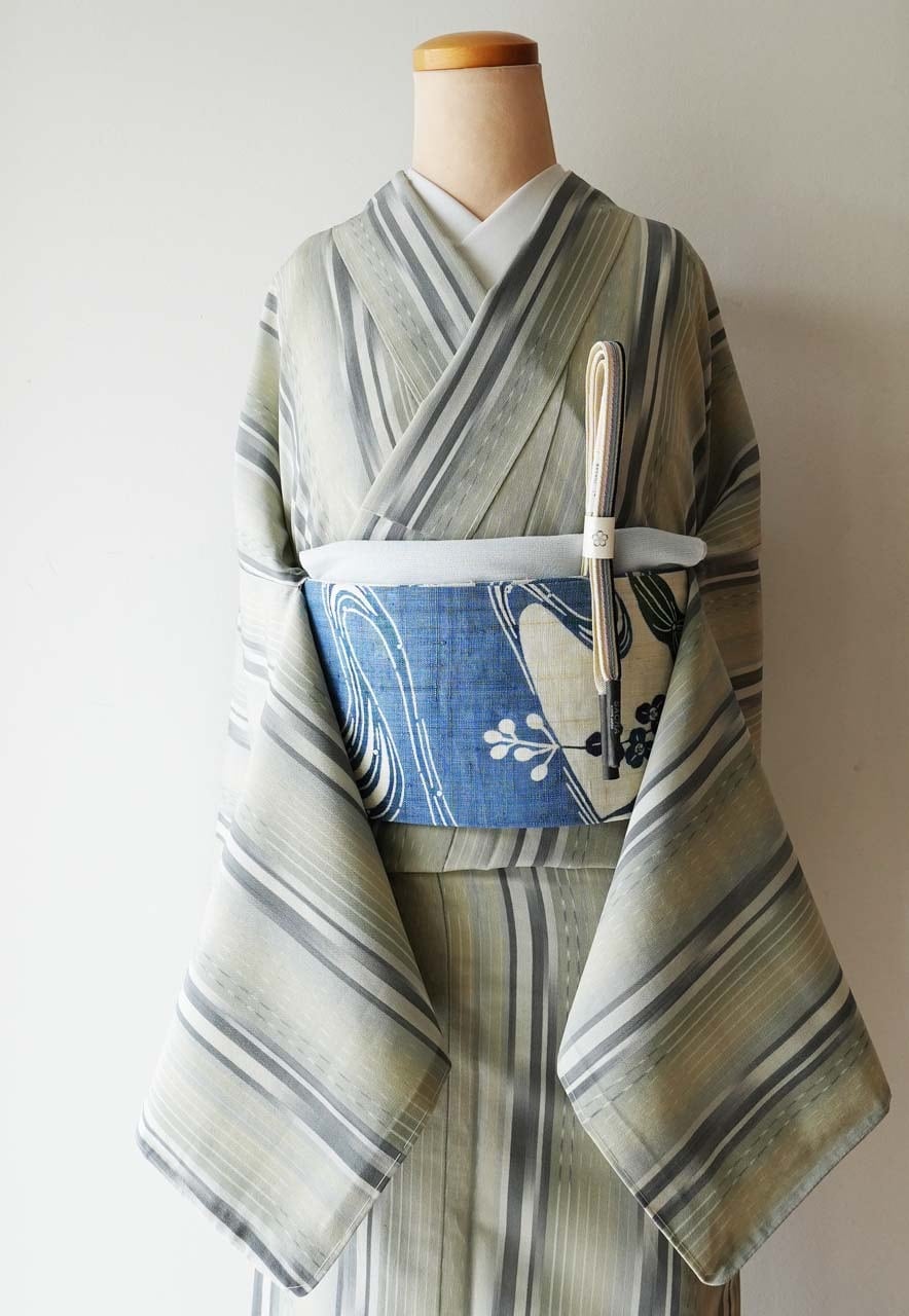 夏きもの】鉄紺色×灰青色 暈かし縞文 明石縮み | 大山キモノ・ちぇら