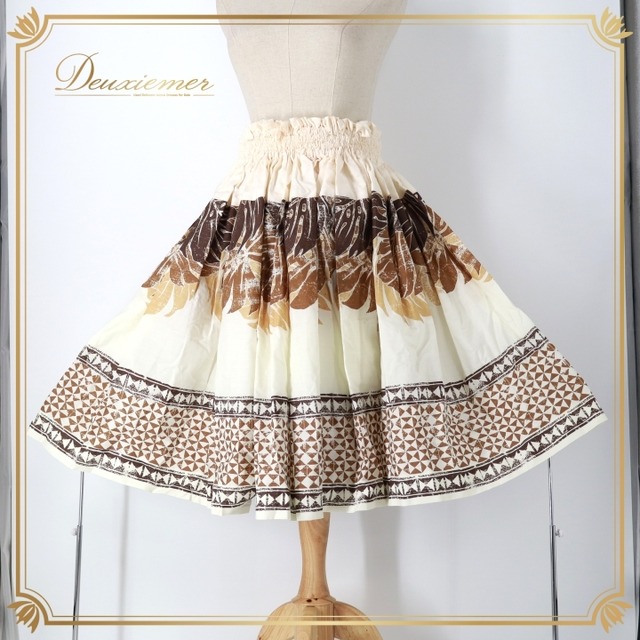 フラダンス 衣装 パウスカート ホワイト系 ハワイアンプリント カヒコ柄 グランジ加工 ハワイアン アロハ フラ ダンス レッスン 練習 ブラウン系 白 茶 華やか おしゃれ かわいい 大人っぽい シングル スカート フレア 軽やか おしゃれな カヒコ柄