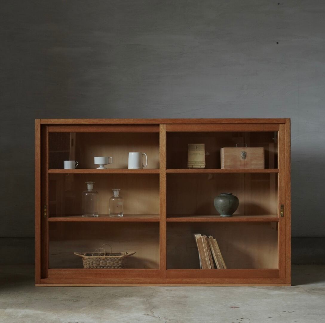 格子ガラス戸の食器棚