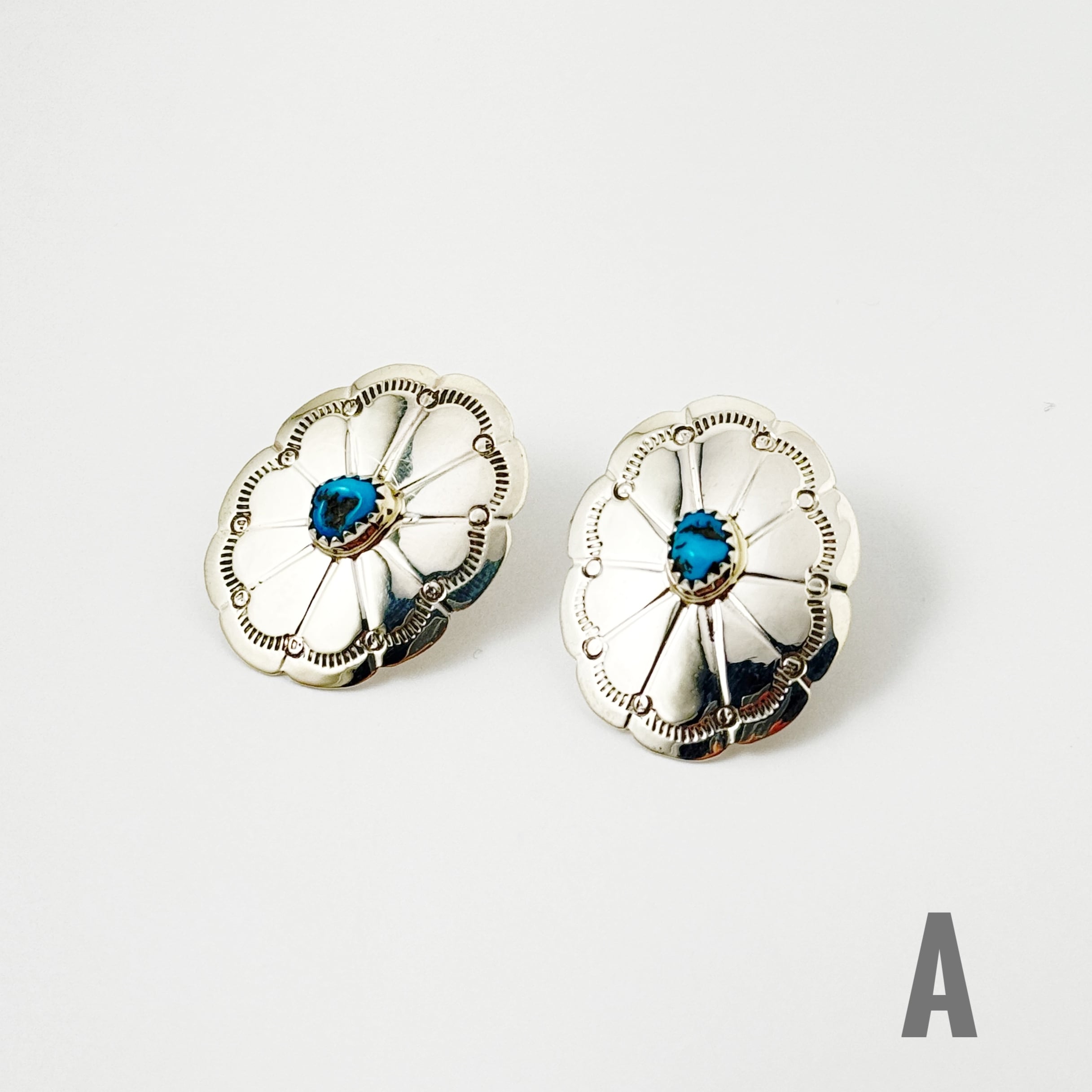 Indian Jewelry》 ターコイズ センター イン オーバル コンチョ ピアス