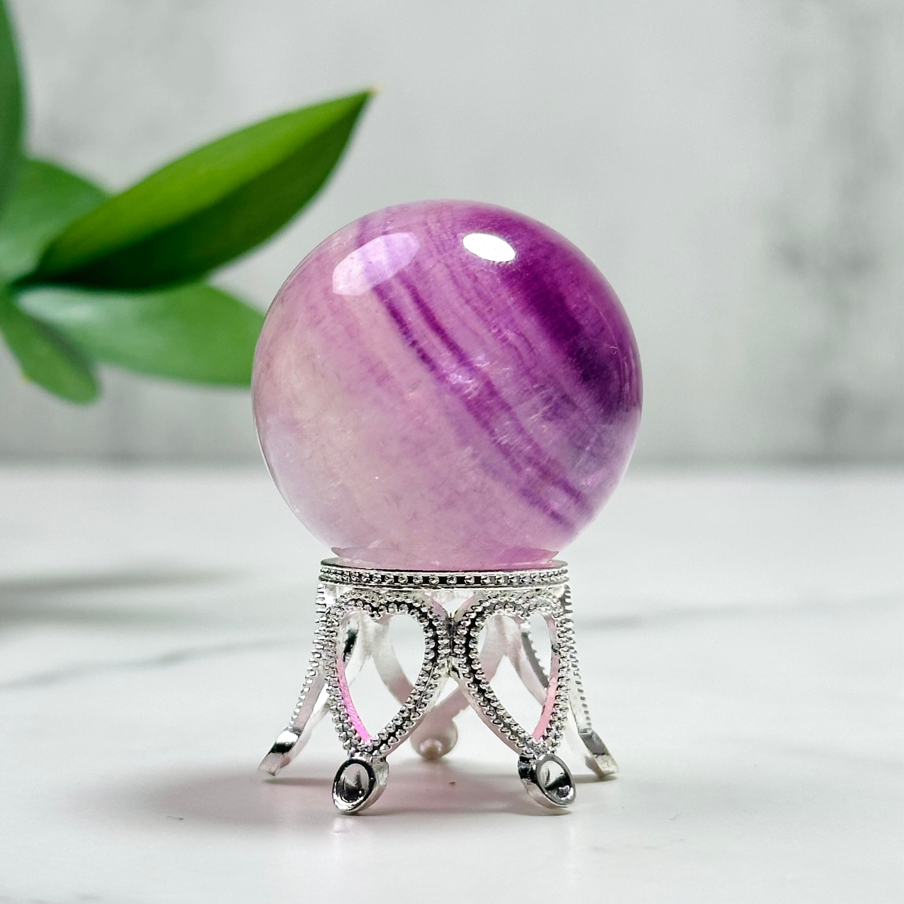 ピンクパープルフローライト★スフィア台座付き56mm★グラデーション【113】 ピンクパープルフローライト☆スフィア台座付き56mm☆グラデーション