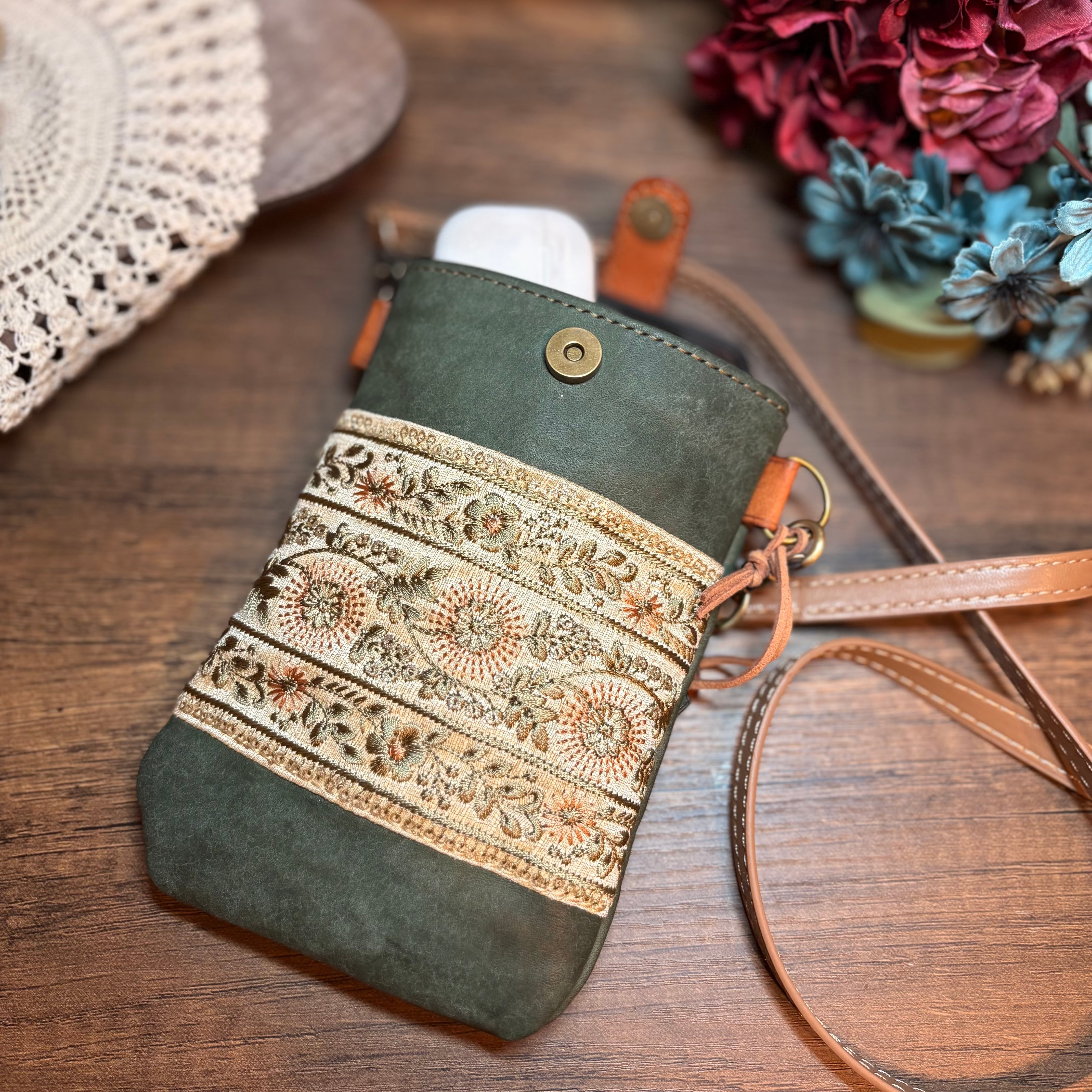刻印名入れタグ付き】インド刺繍リボンとレザーで作ったスマホ