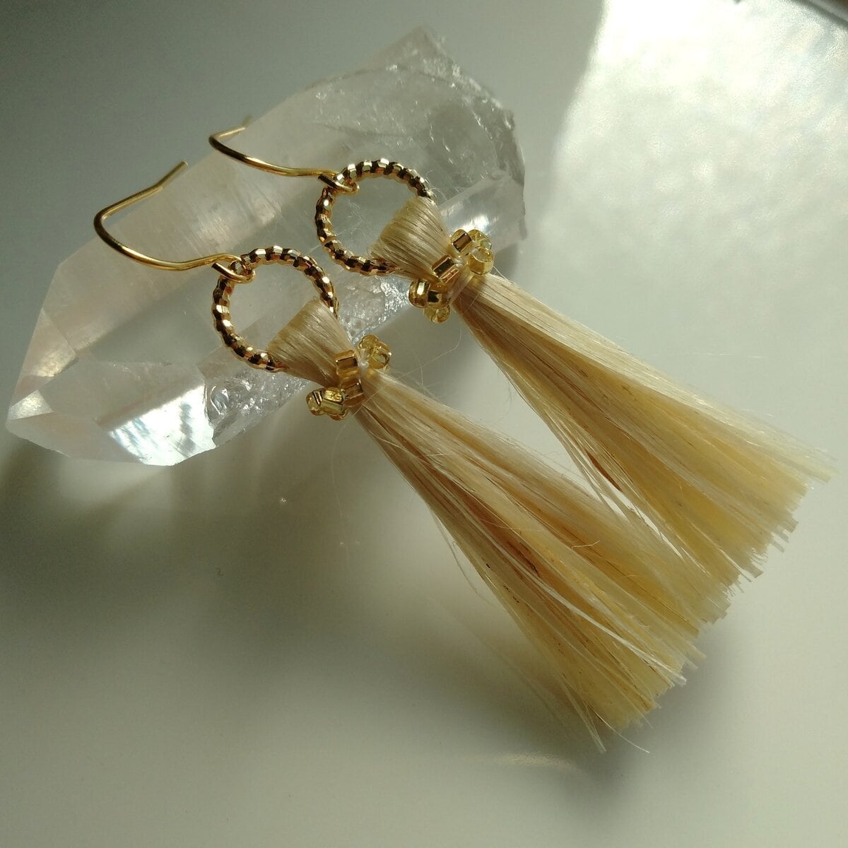精麻のハンドメイド アシンメトリー ピアス 兎柄ビーズ タッセル