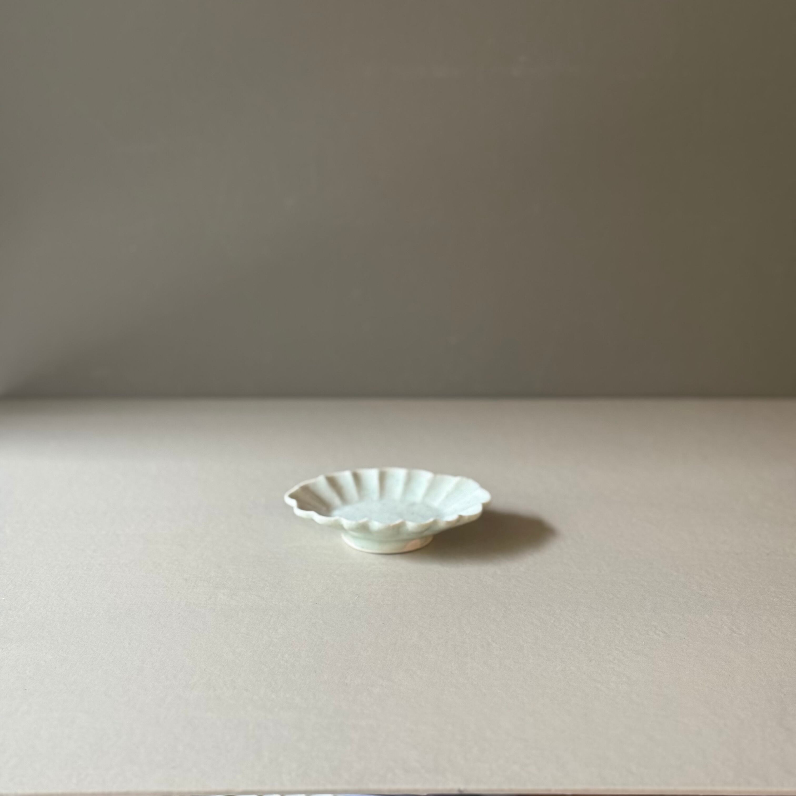 吉田崇昭 白磁楕円菊形豆皿 | gallery 一白