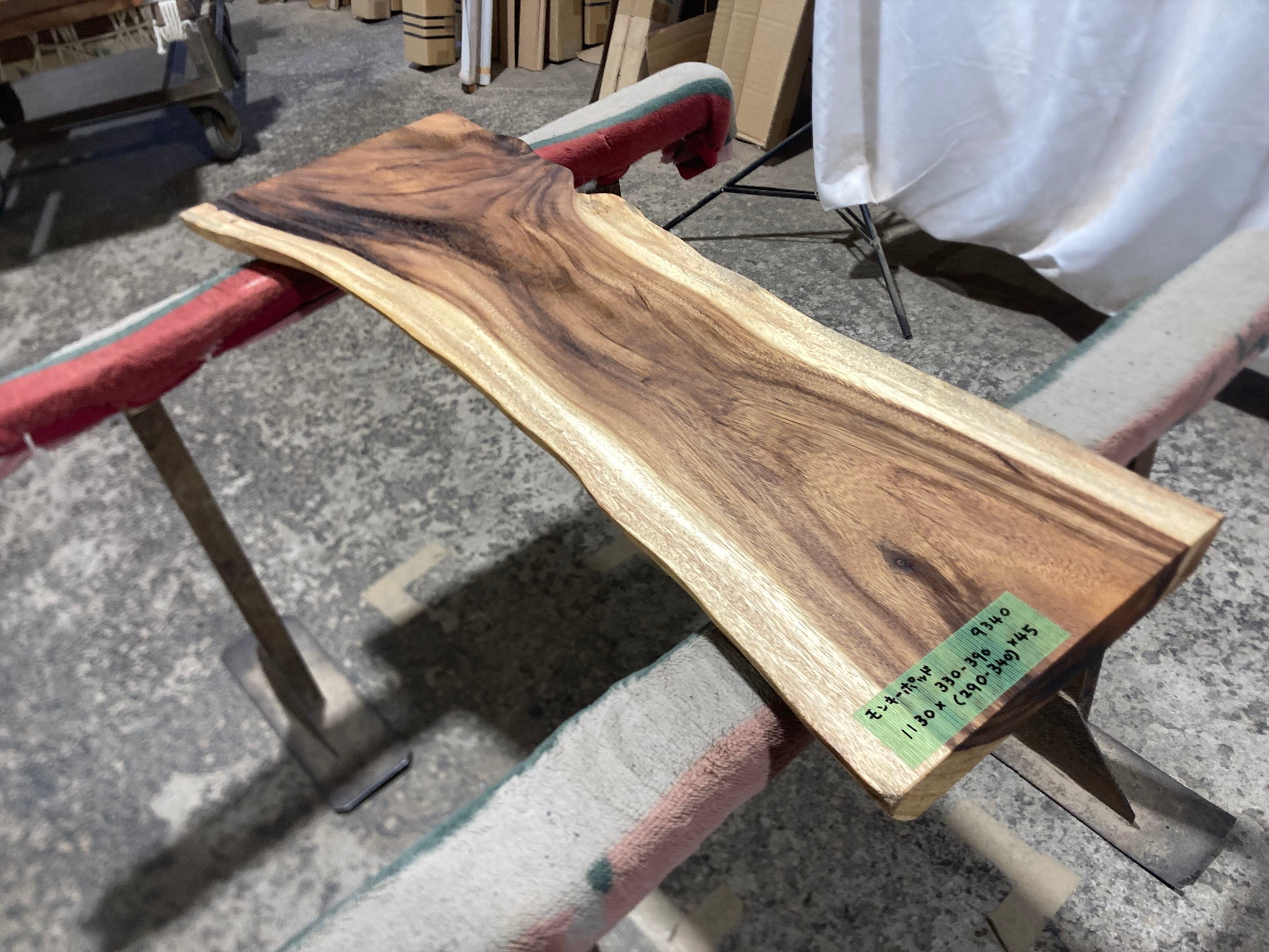 モンキーポッド9340 一枚板無垢 乾燥材 1130x330-390x45mm カウンター センターテーブル ダイニングテーブル
