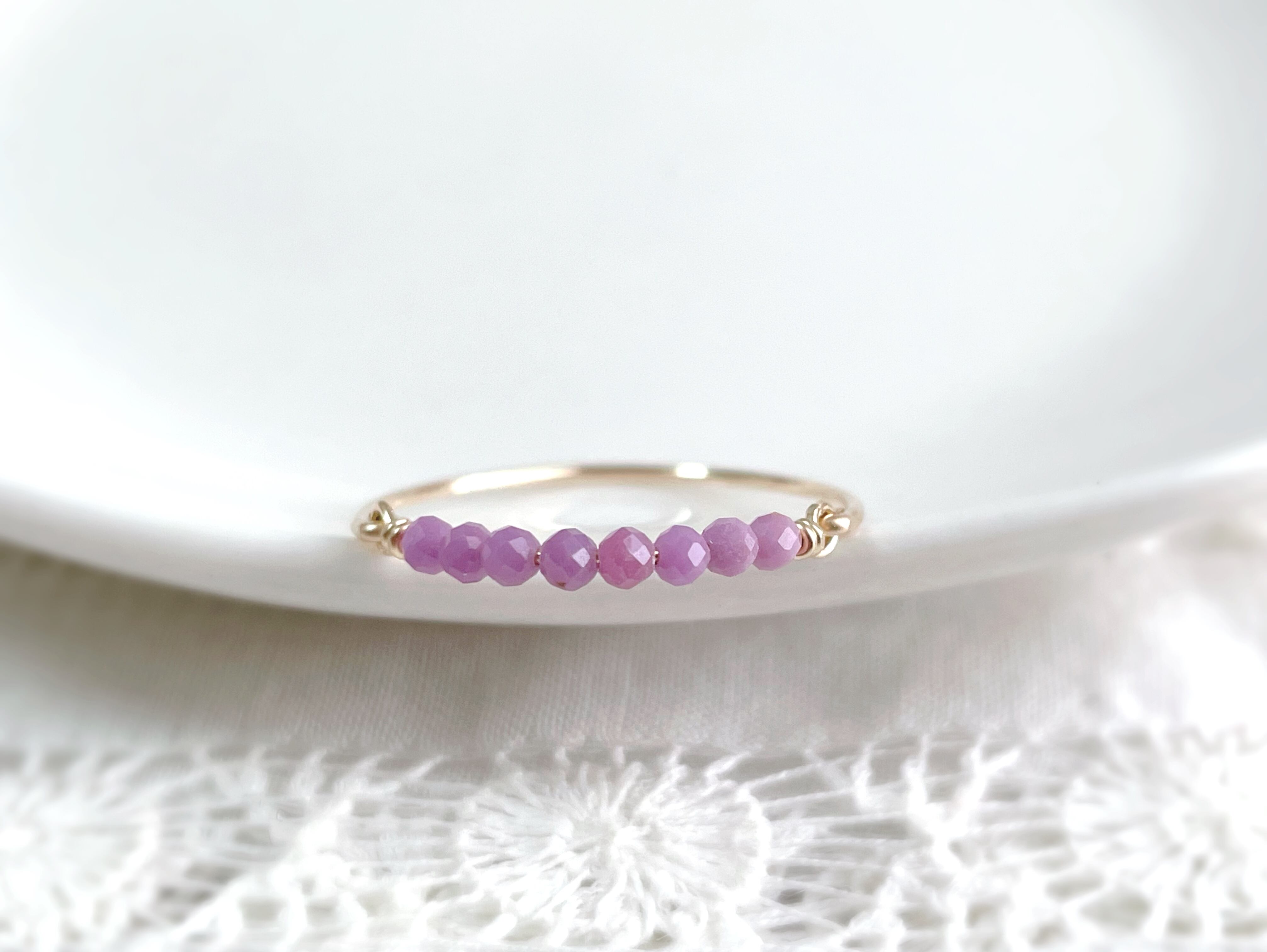 【4月制作作品】フォスフォシデライト K14gfワイヤーリング | 柔らかなミルキーパープルが優しく輝く指輪