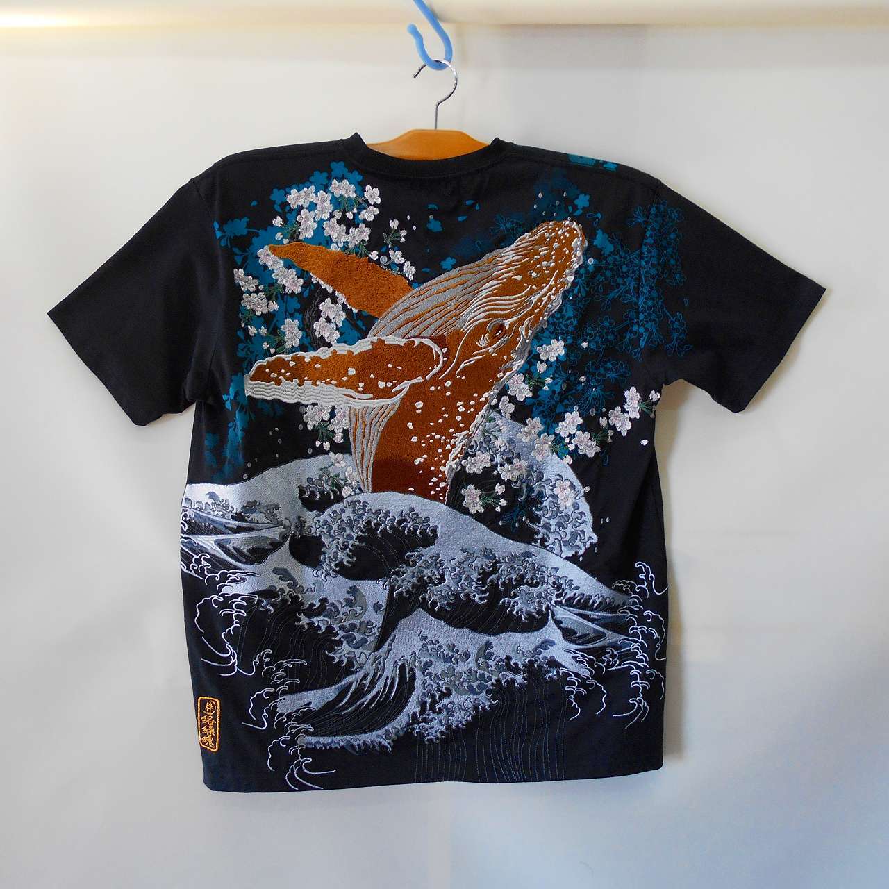和柄半袖Tシャツ 金のクジラ T-shirt with whale embroidery | あさひ ...