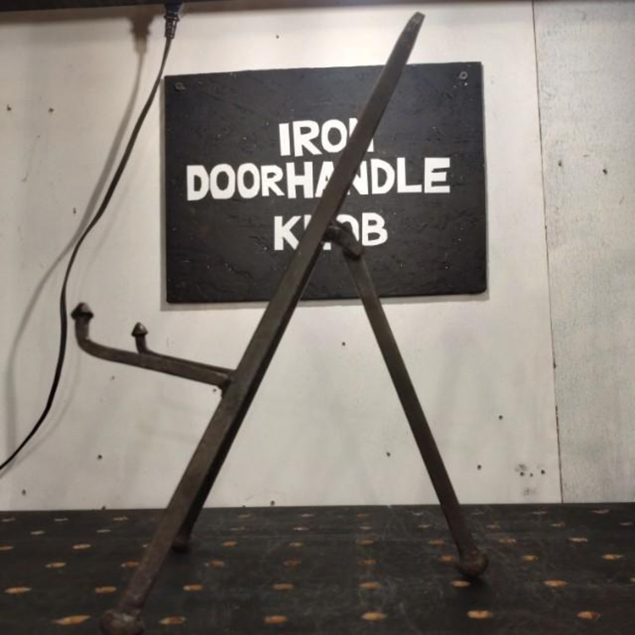 India Triangular Easel Stand Made of Iron　Iron　Antique Style　Changes over time　Display　