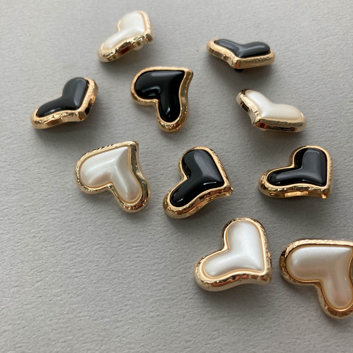 [96] 現状品 アクセサリー 大量2kgセット Nd17-2-260813W2 新色追加〉でこぼこニュアンス縁の歪ハートボタンS（21mm） | Dua