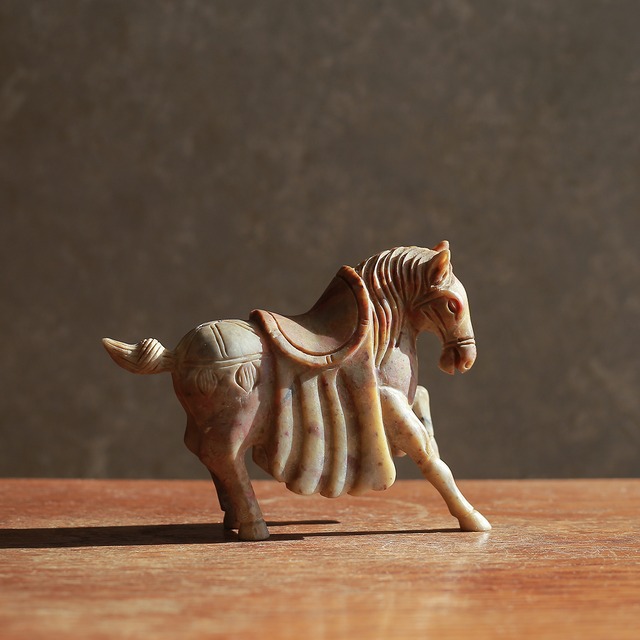 力強く駆け出す、石の馬