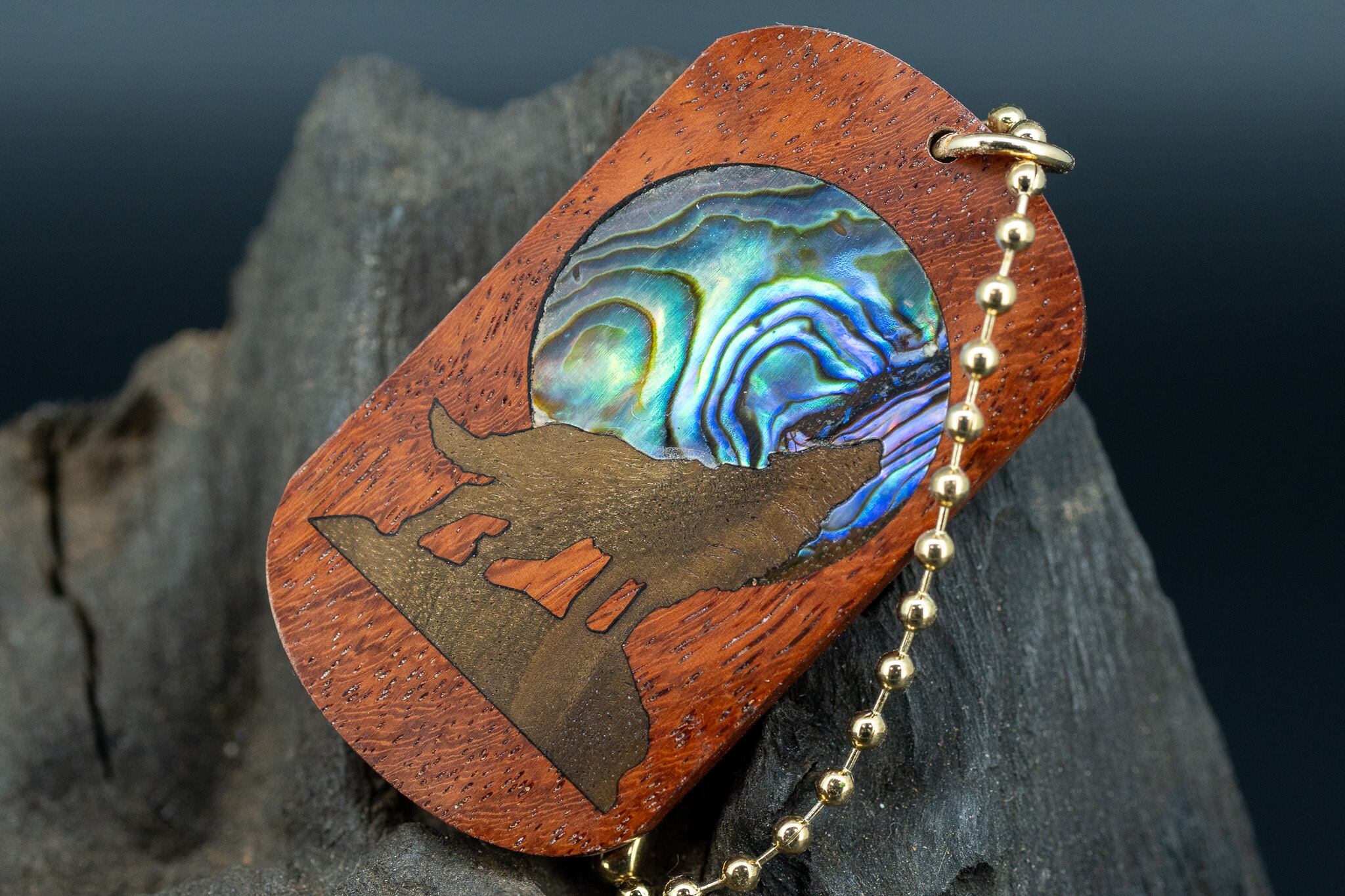 【朱色の銘木】 本花梨瘤 特上 ドッグタグ 象嵌 月と狼