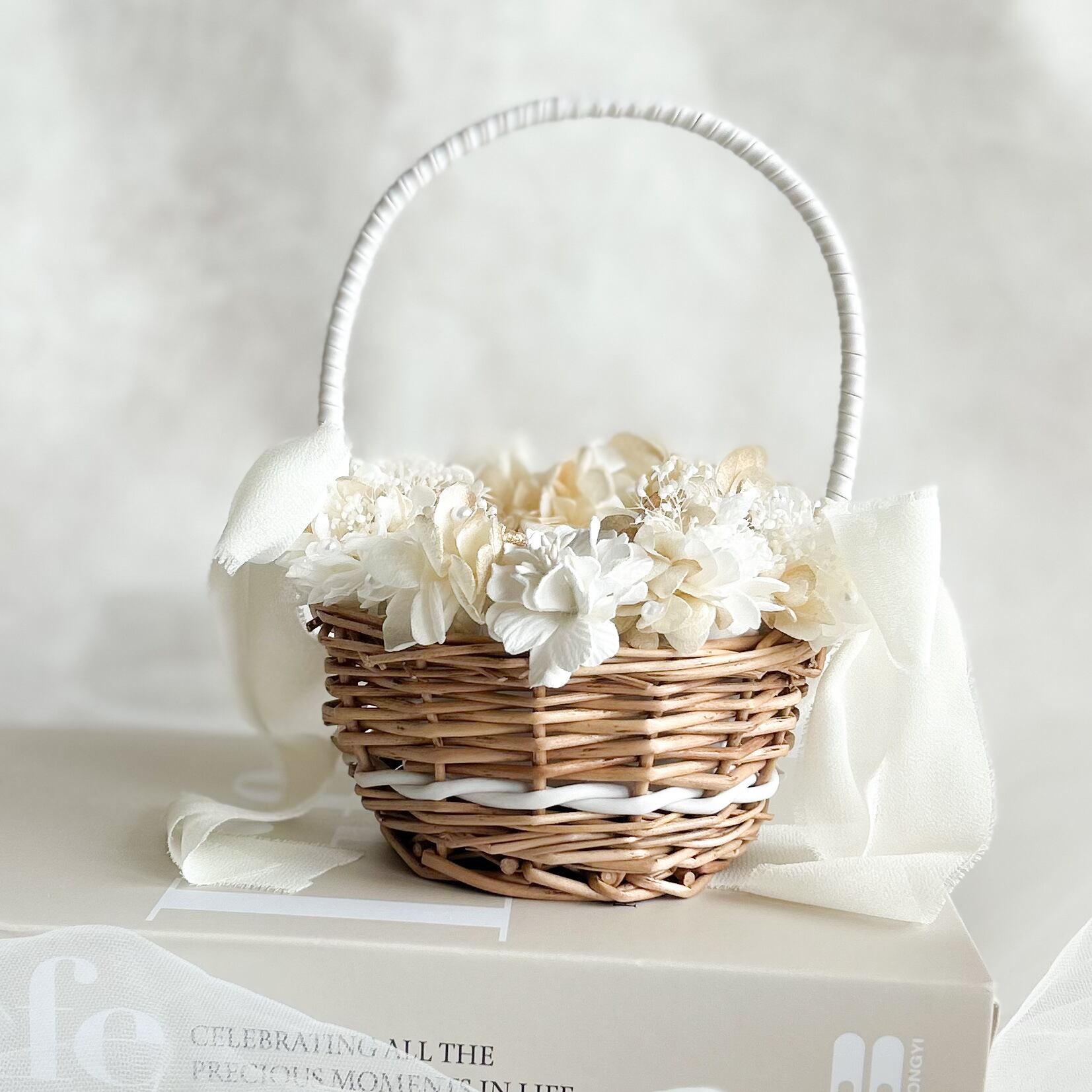 Ring pillow circle beige gold bascket