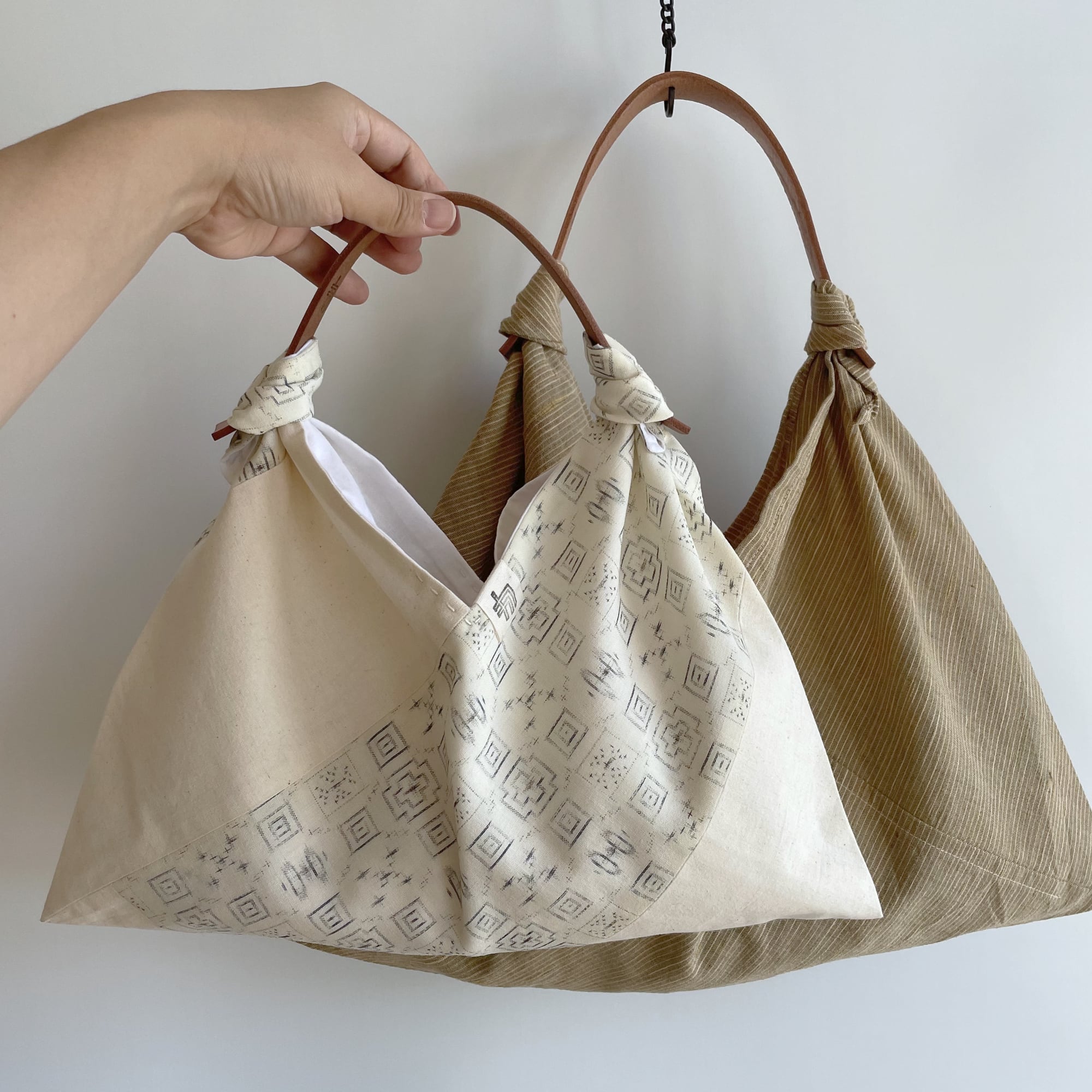 【1点もの Unique item】あずま袋 裏地付き ハンドバッグサイズ, AZUMA bag with lining Handbag-size,  -デッドストック帆布 & ウール着物地 オフホワイトに絣模様, Dead-stock Canvas & Wook KIMONO fabric,