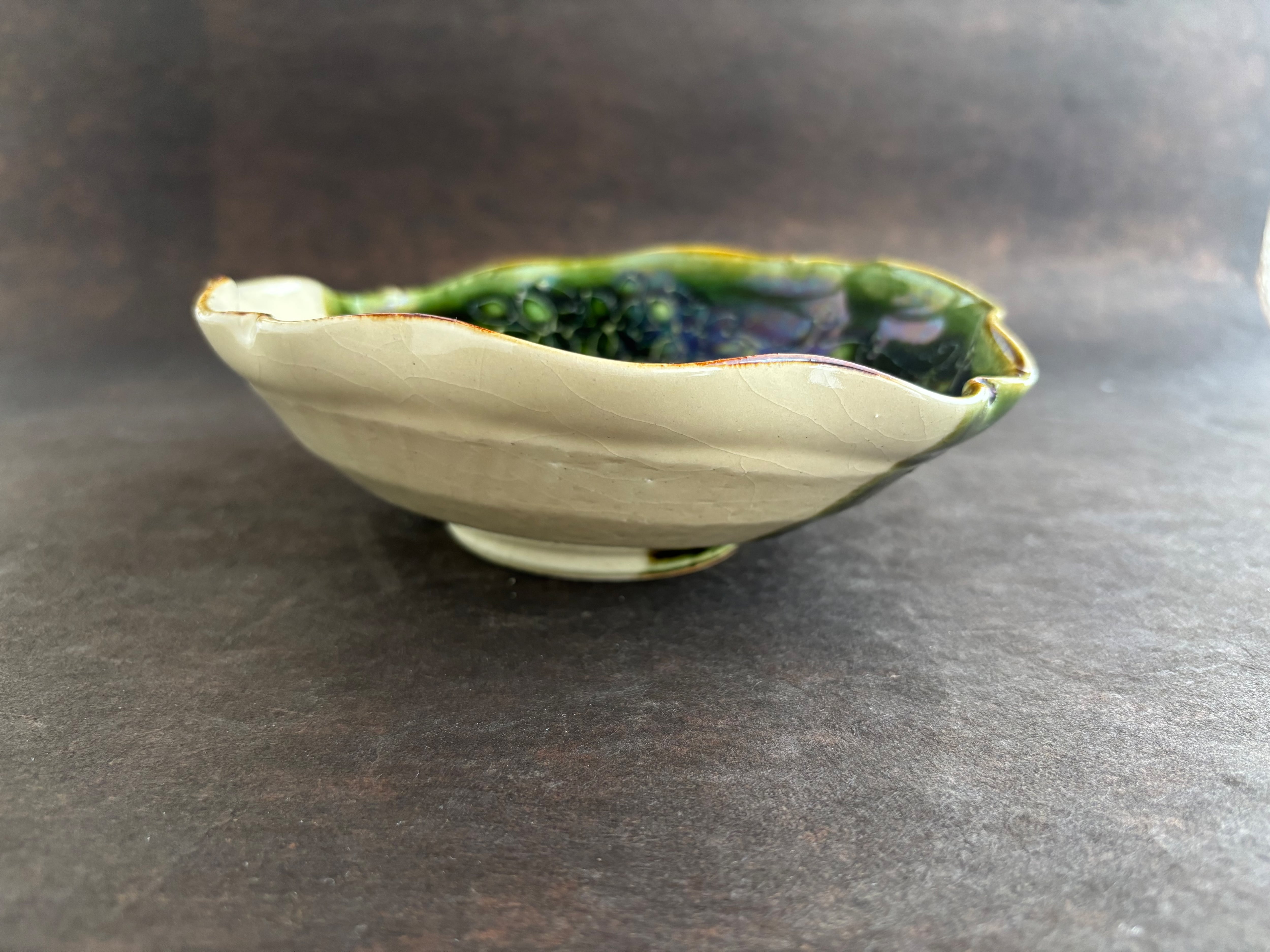 土和のルリエフ織部グリーンお花形ひらひら鉢