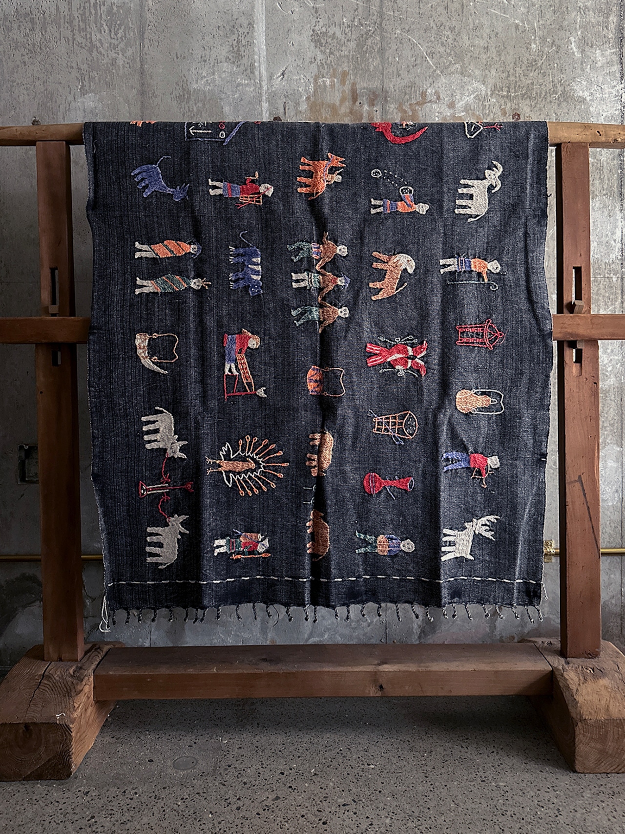 Naga tribe／Stonewashed embroidery rug（Black）