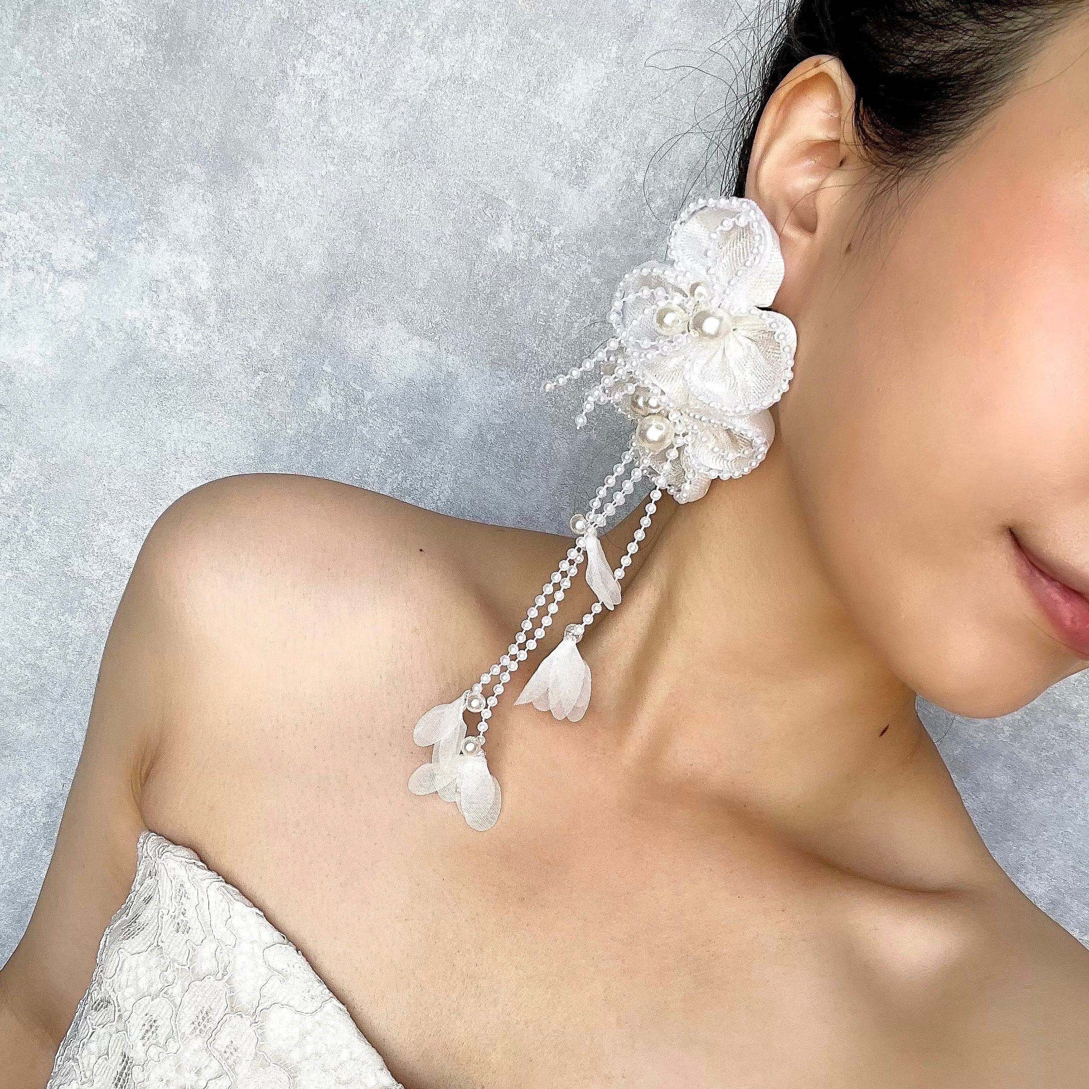 lan ホワイトフラワー大ぶりウェディングイヤリング | Muguet Jewel