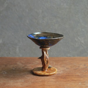 アヒルが休憩中の、味わい深いゴブレット