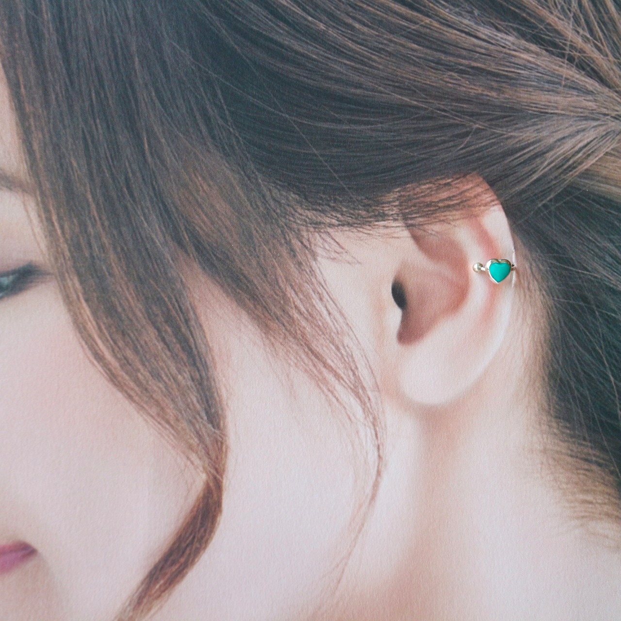 ターコイズブルー　ワンポイントハートイヤーカフ