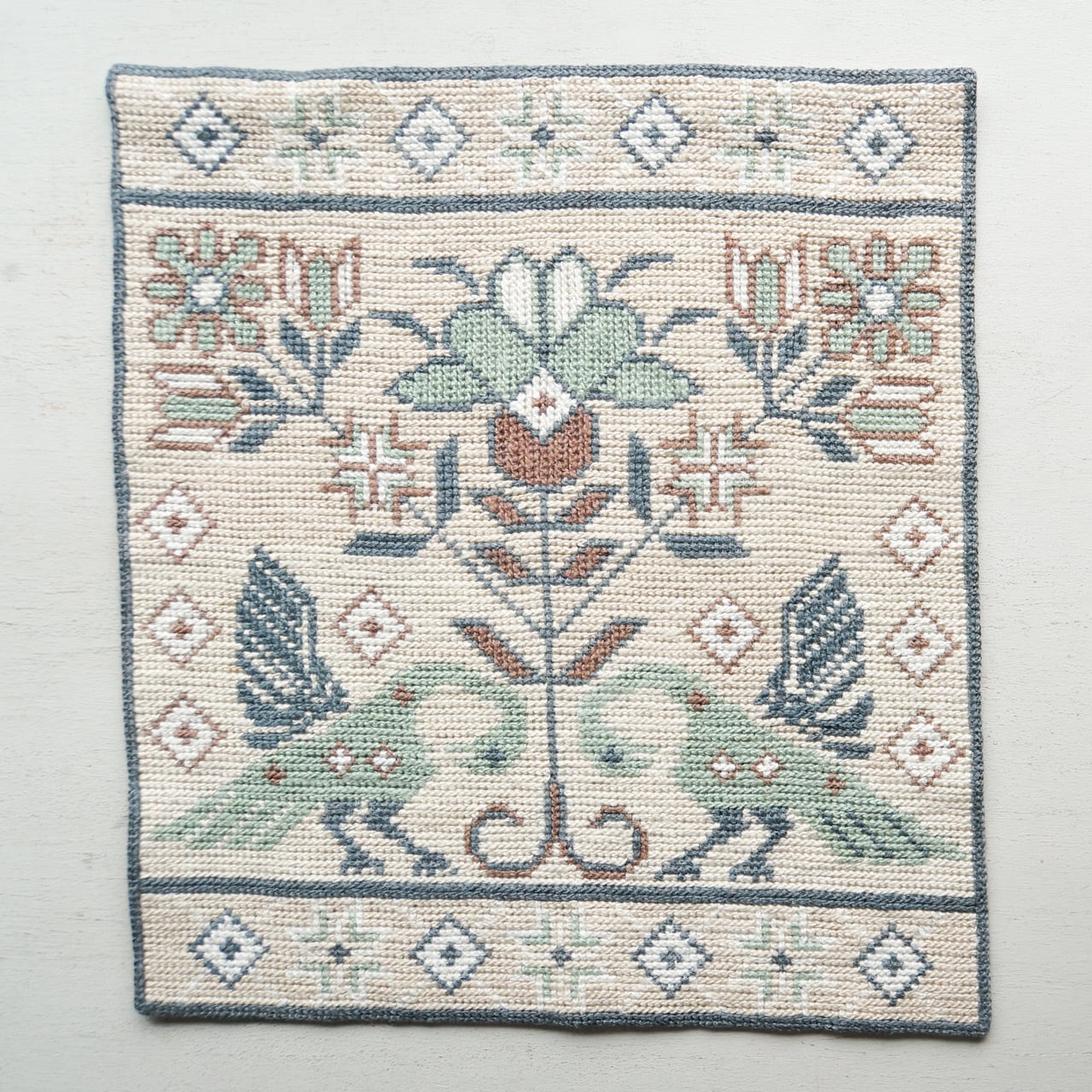 スウェーデン　刺繍タペストリー『花と鳥』
