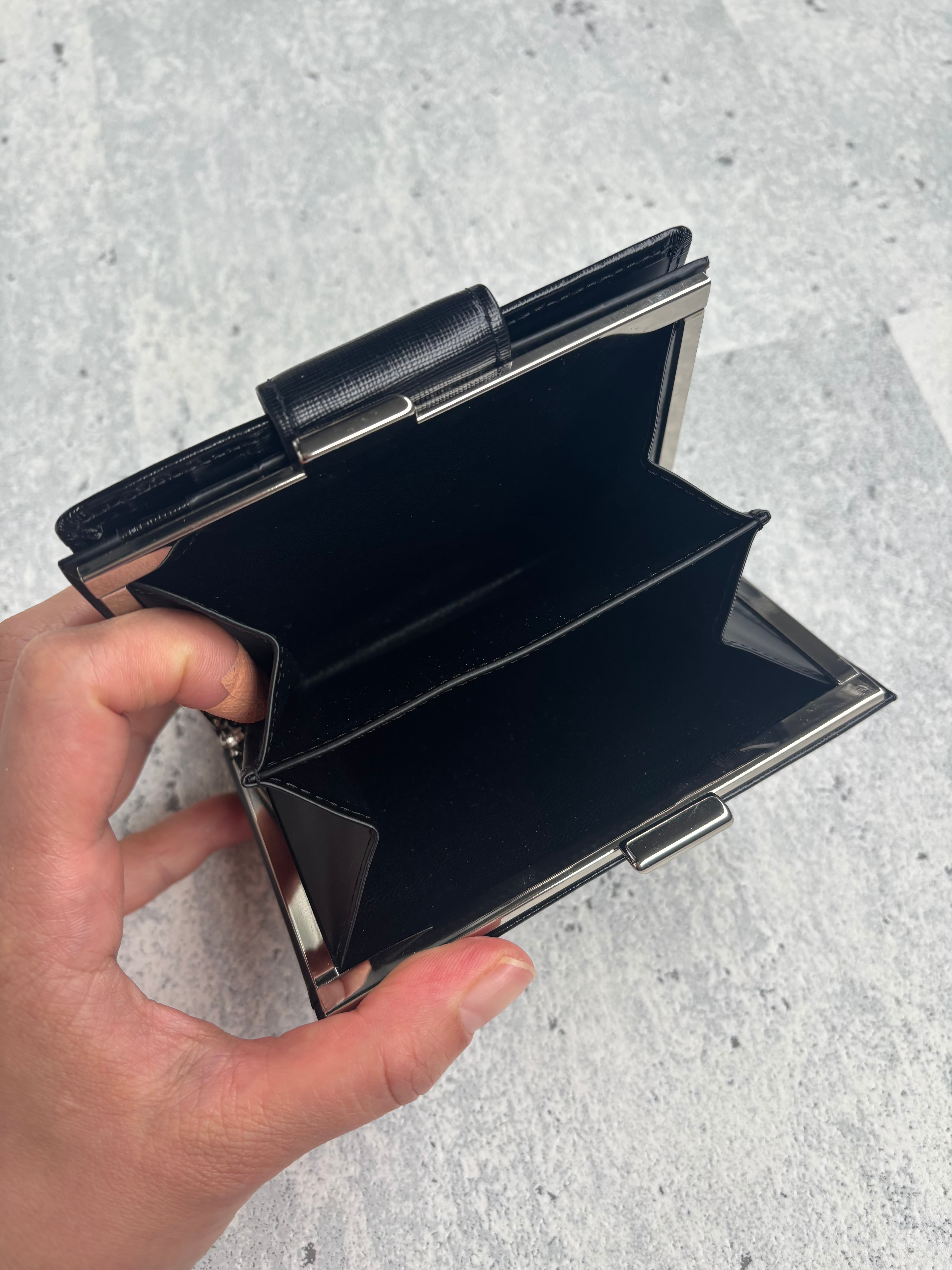 GIVENCHY ロゴプレートフラップ がま口財布 ブラック | Petit luxe Vintage