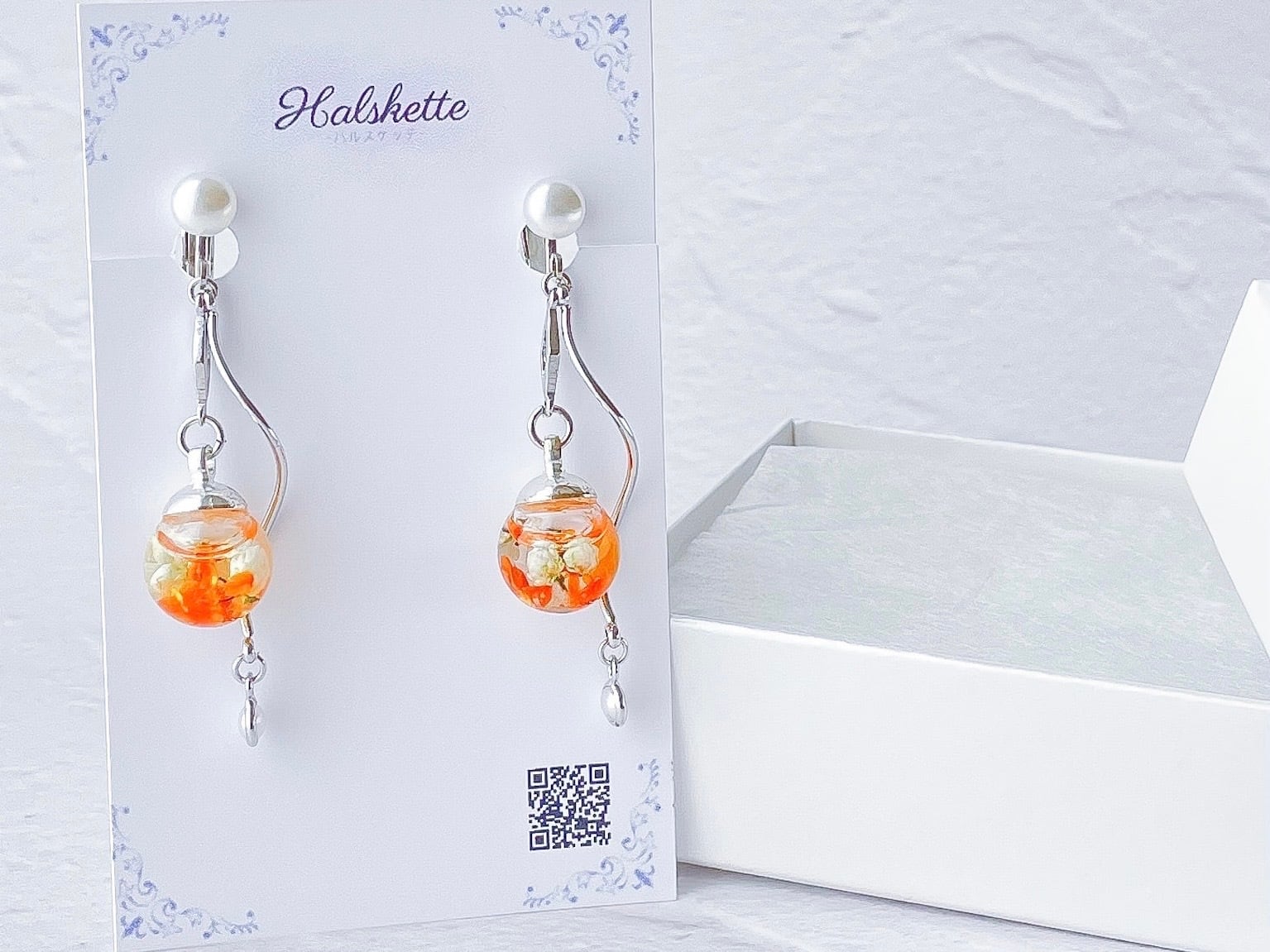 CREA掲載商品】 花びらとホワイトフラワーのガラスドーム ピアス