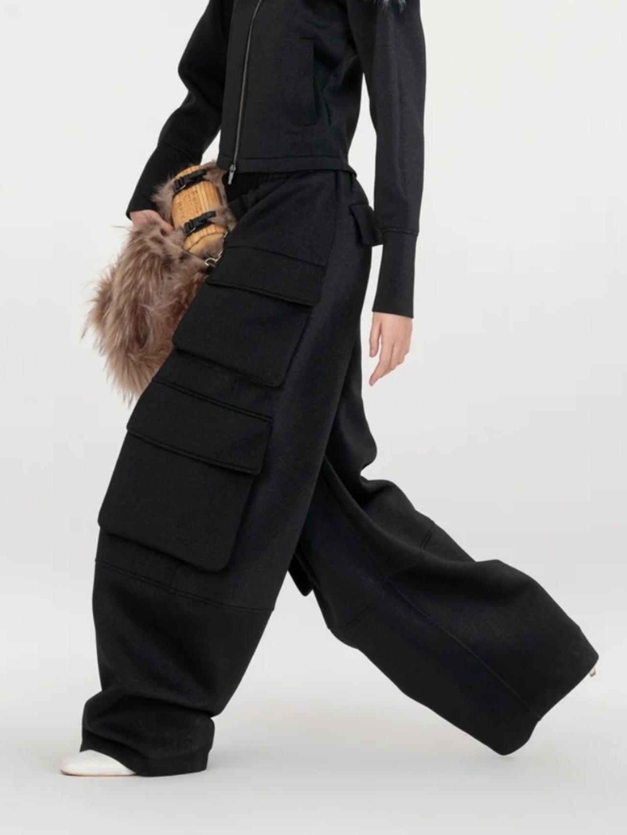 【26AW | WOMEN】Feng Chen Wang フェンチェンワン / パンツ / Black Subtle Shimmer Pants with 3D Pockets  FWF22TR25 - 3