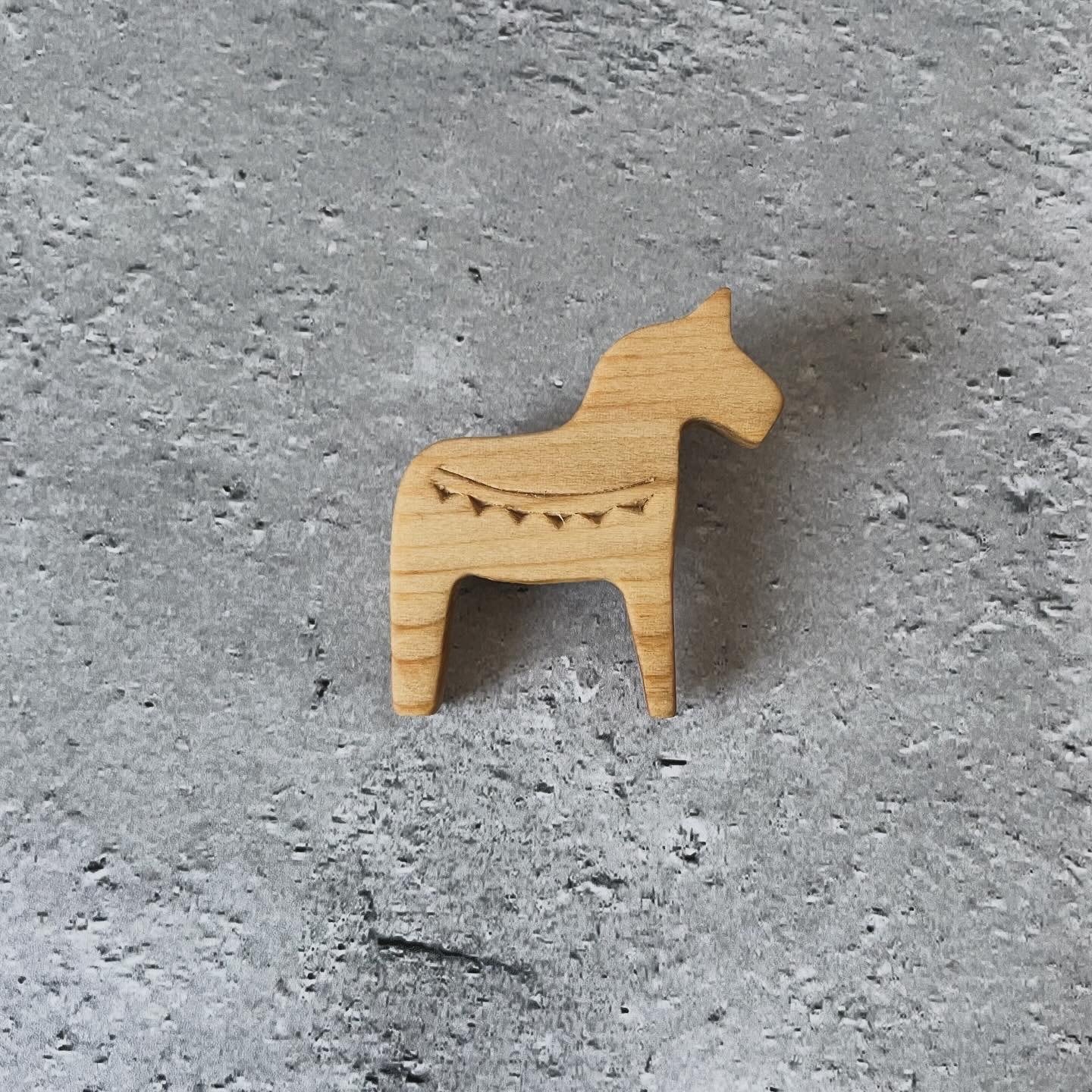 ダーラナホース（スモール）木のブローチ | orto