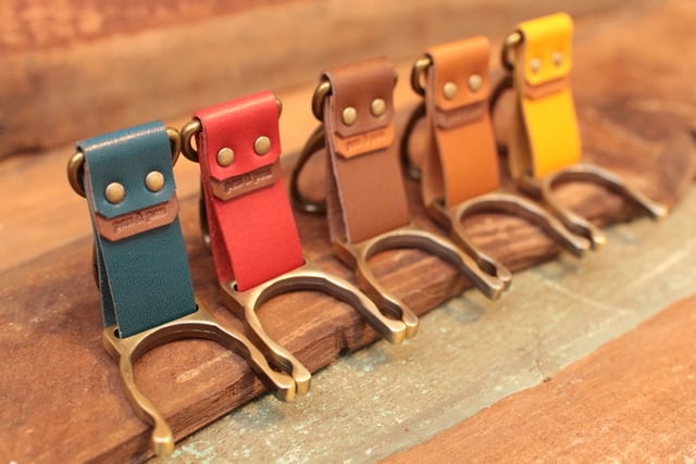 本革のペットボトルホルダー | peu à peu