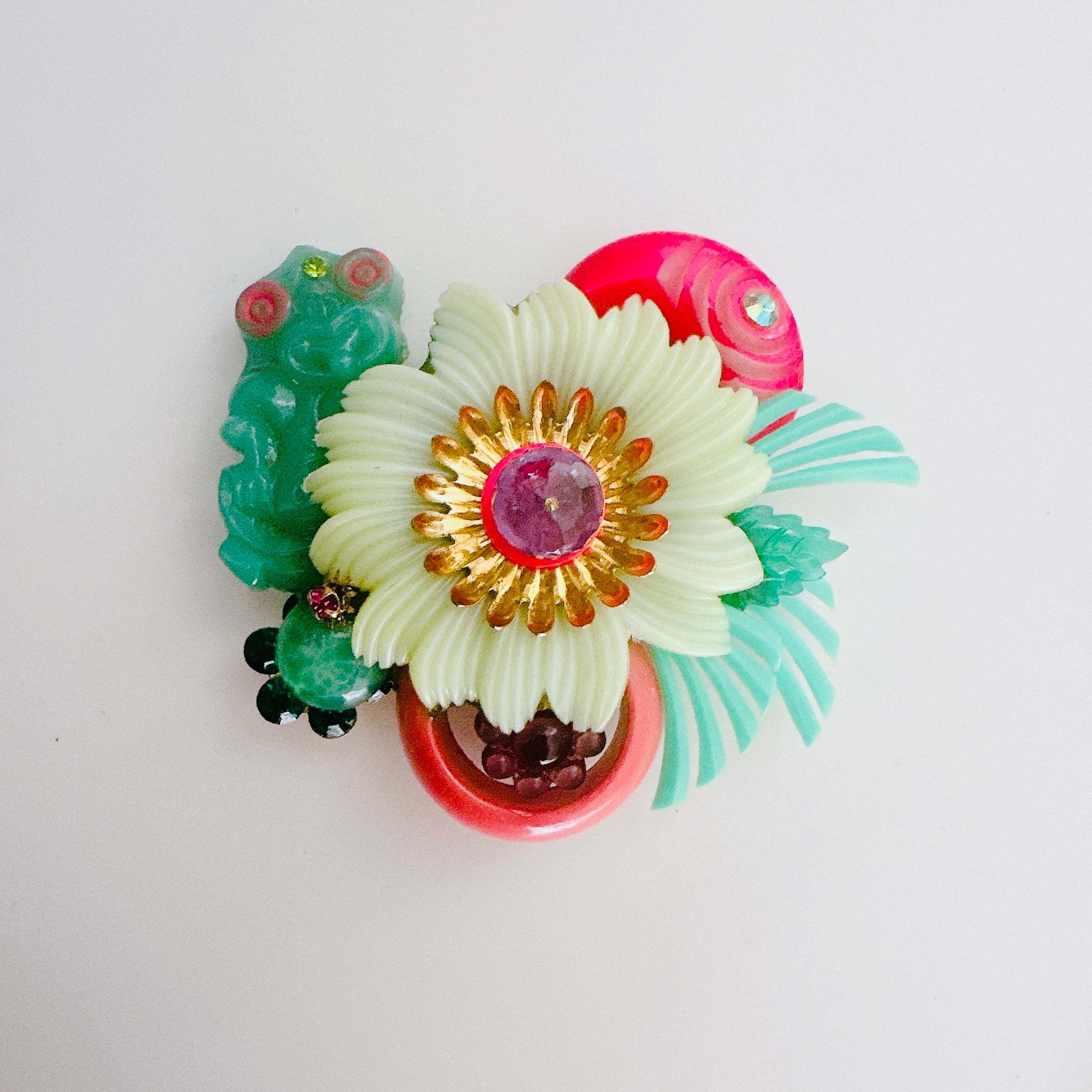 ヴィンテージガラス（カエル）とヴィンテージプラスチック（花）の