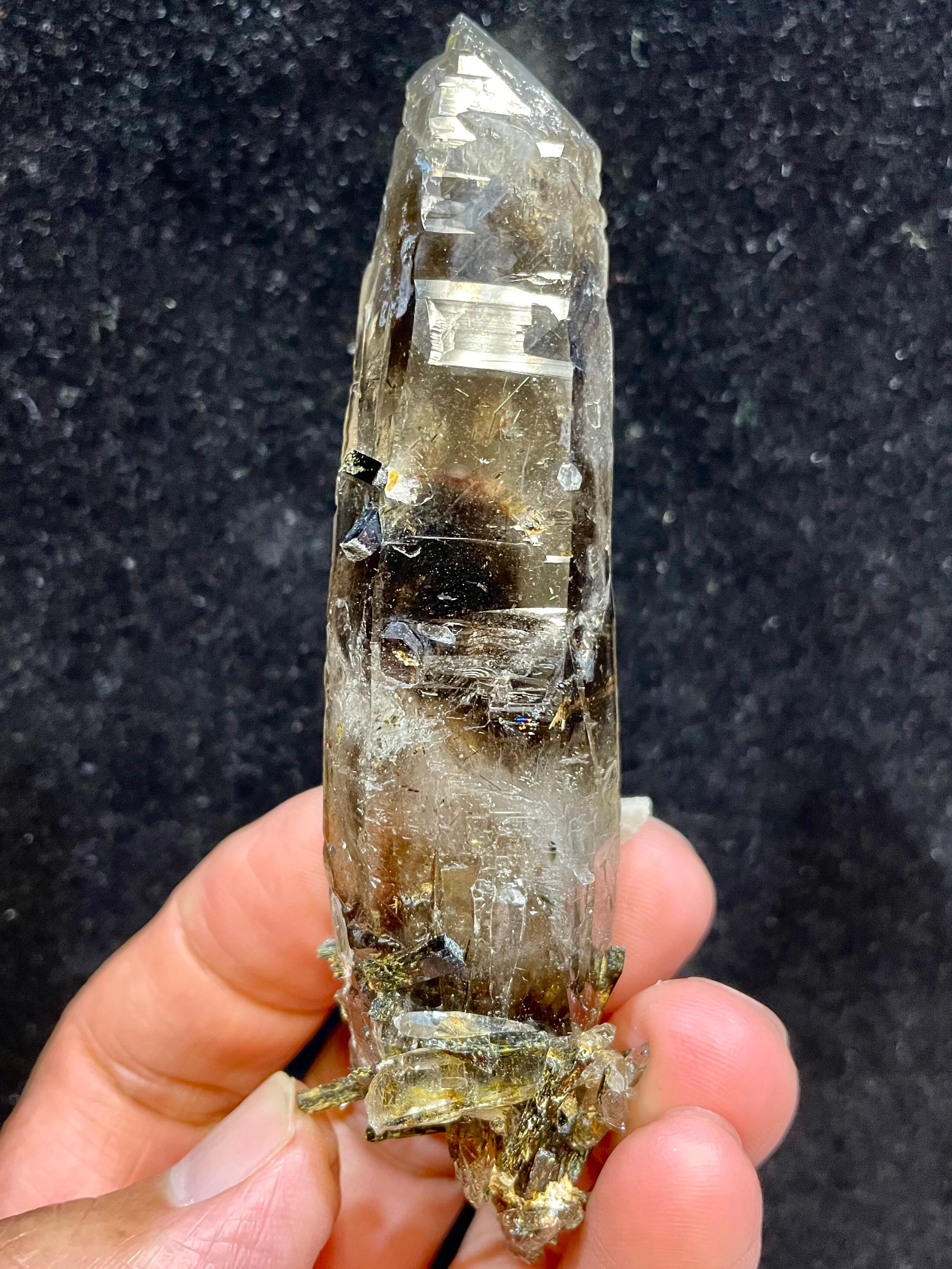 4) 美品!マラウイ産スモーキー・クオーツ(エジリン共生)