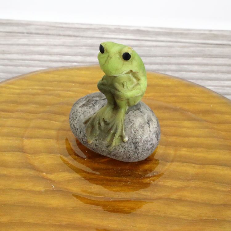 水面の上でカエルがちょこっと座っているかわいい 置物 オブジェ 14×13