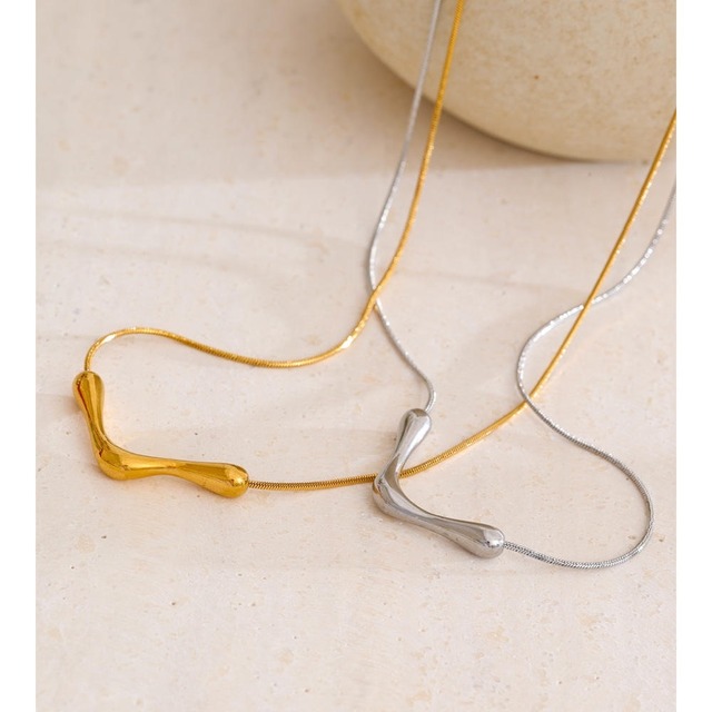 T22MA186 - Organic Curve Metal Necklace