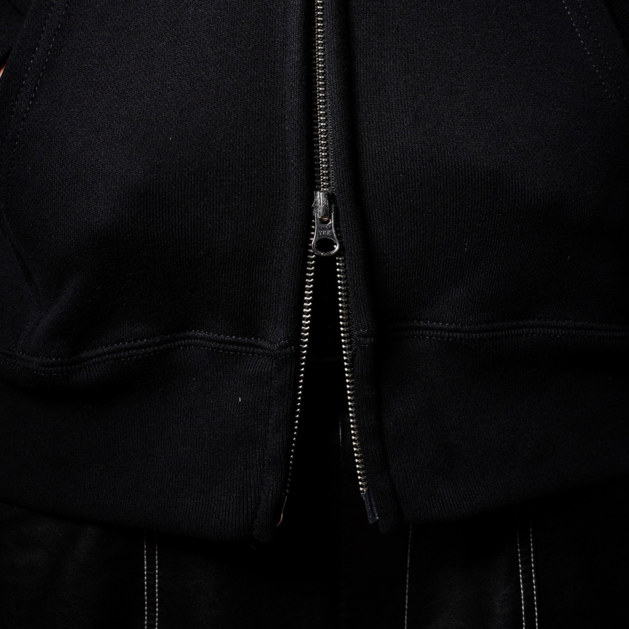 BLACK LETTER LOGO HEAVYWEIGHT ZIP HOODIE