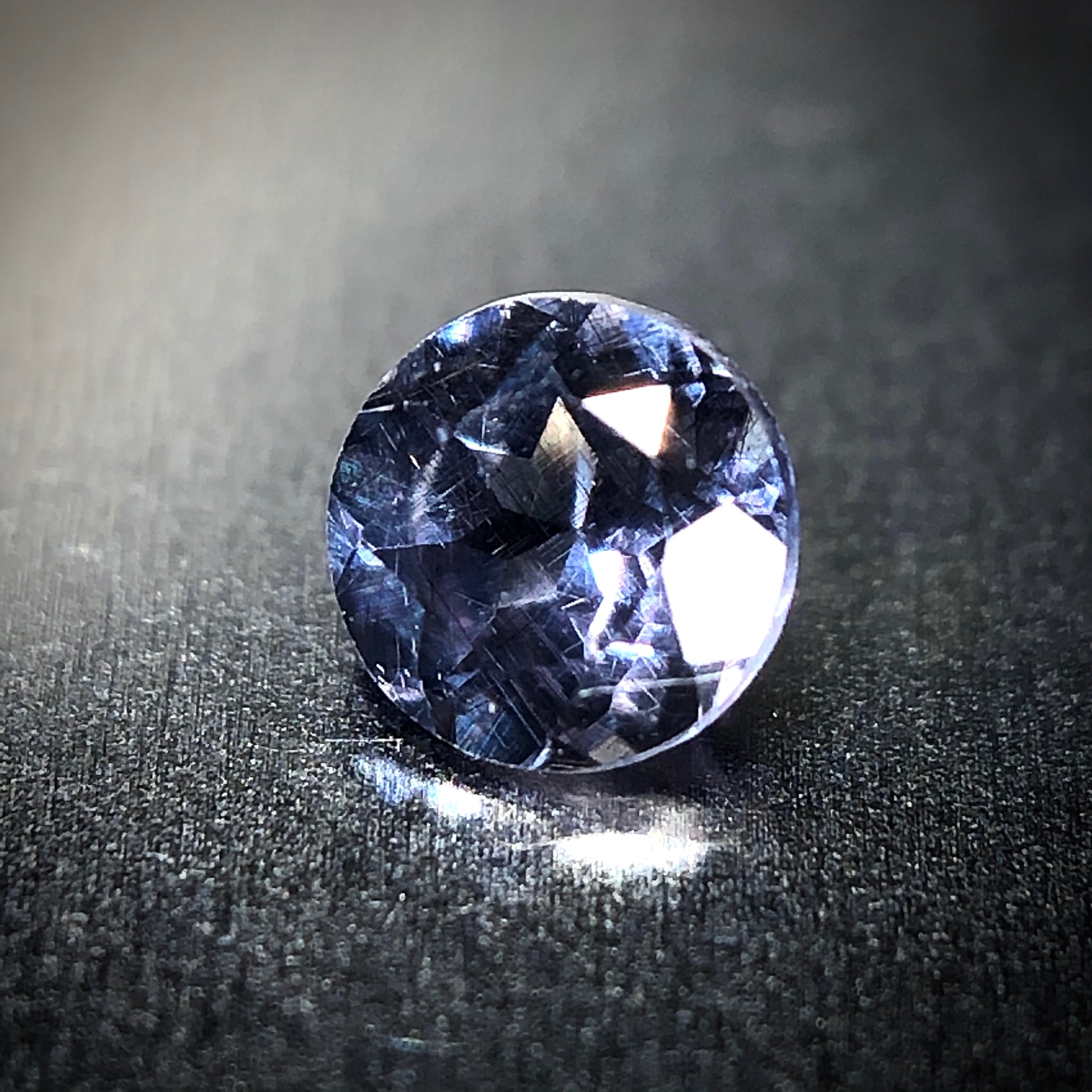 蠱惑のベキリーブルー 0.15ct 天然 カラーチェンジガーネット（ベキリーブルーガーネット） | Frederick’s Gems&Jewelry  powered by BASE