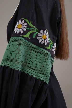 ウクライナ刺繍ヴィシヴァンカ　バルーン袖　手刺繍　麻　レディース・フリーサイズ