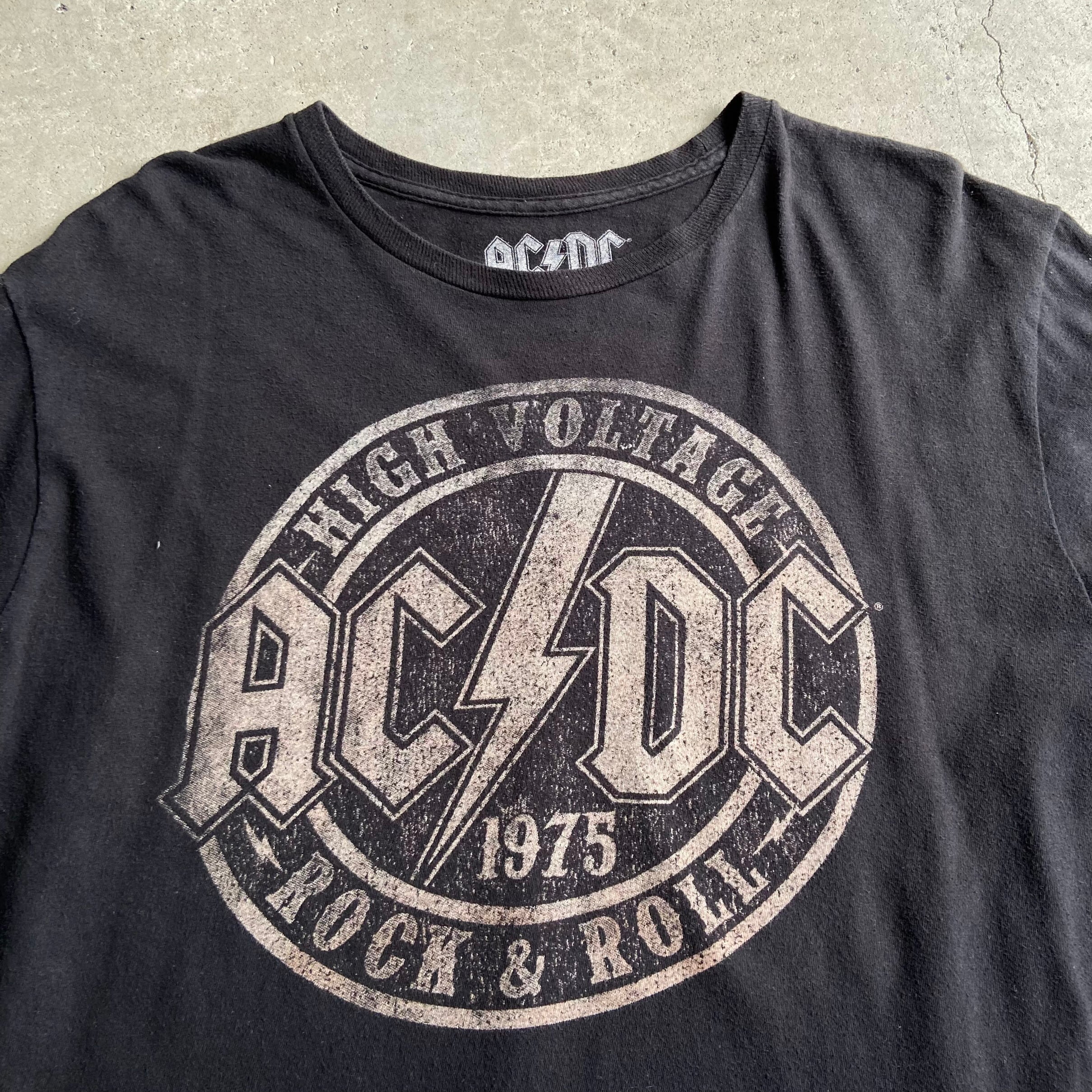 Tシャツ　AC/DC ヴィンテージ　ロゴプリント　黒　Mサイズ AC/DC ロゴプリント バンドTシャツ メンズL 古着 ブラック 黒色【T