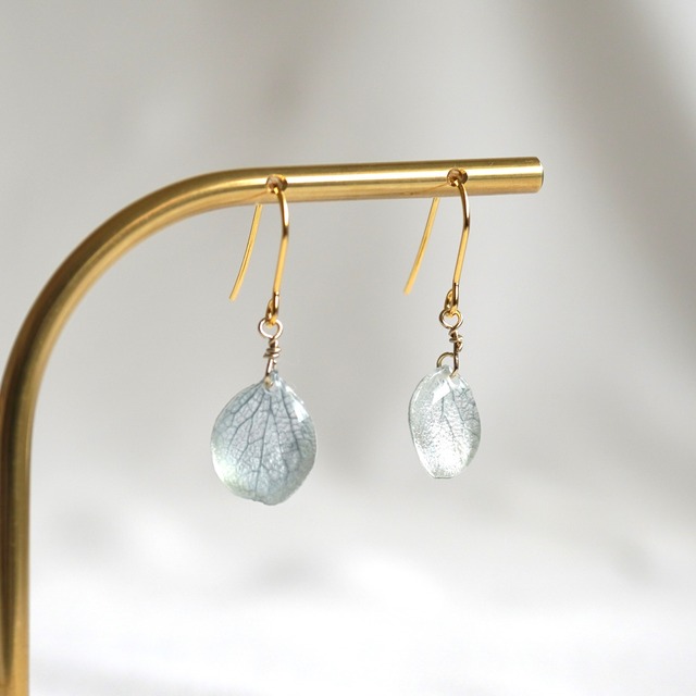 【 Maison de mimi 】 霞花 -Kasumibana- 蒼（あお）Short｜揺れる透明感、静けさを纏う花アクセサリー　ピアス イヤリング  Ateliermimi アトリエミミ