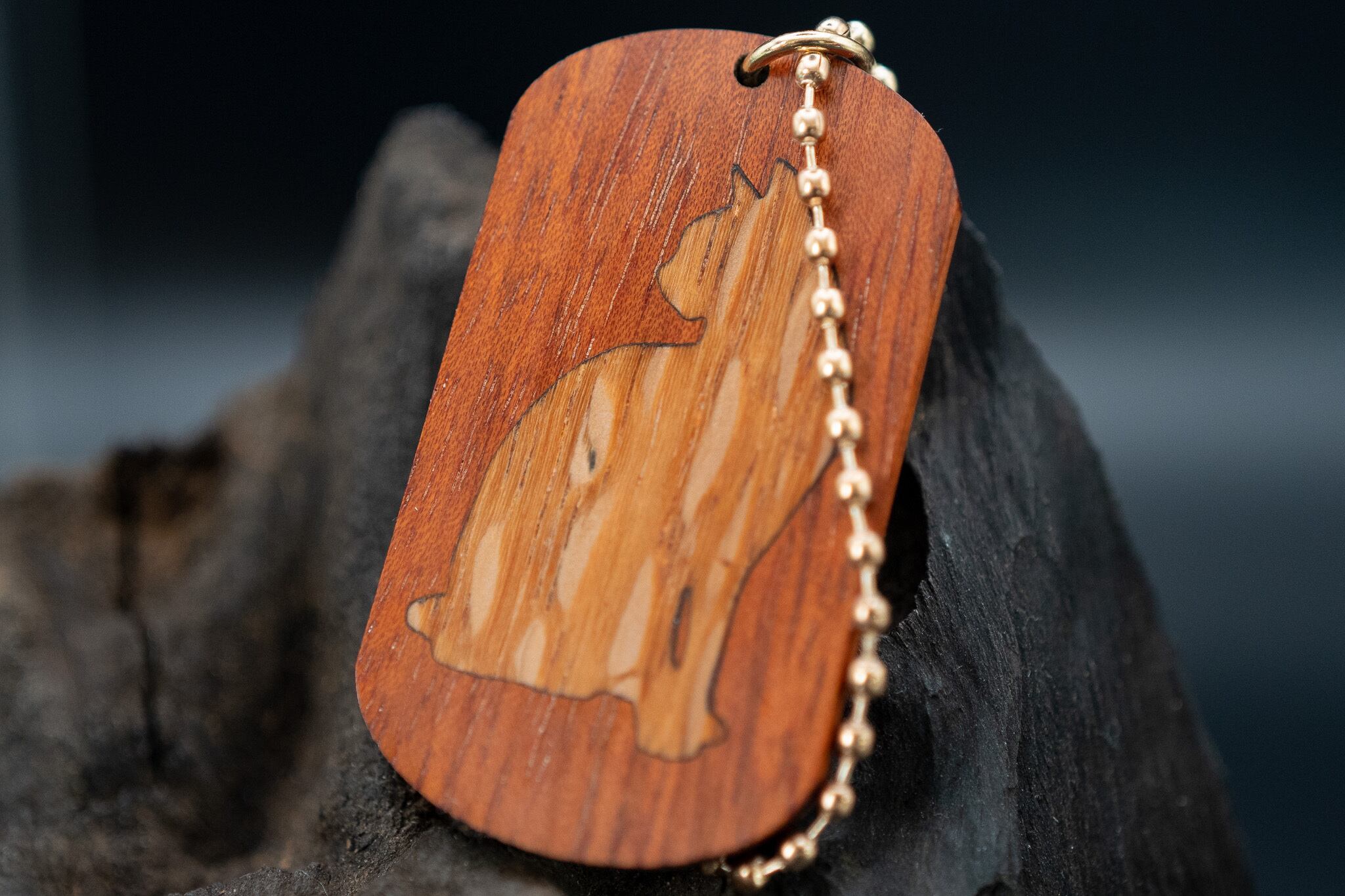 【ブラッドウッド】 サティーネ ドッグタグ象嵌 優雅に座る猫