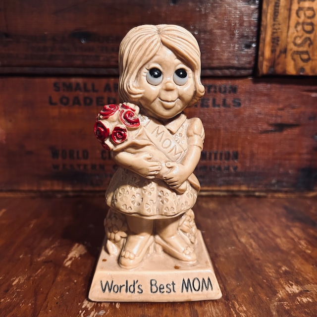 1973 ウォレス・ベリー ワールズ・ベスト・マム ヴィンテージ メッセージドール WALLACE BERRIE “WORLD’S BEST MOM” Sillisculpt #9093 D-668 1973 ウォレス・ベリー ワールズ・ベスト・マム ヴィンテージ メッセージドール WALLACE BERRIE “WORLD’S BEST MOM” Sillisculpt #9093 D-668