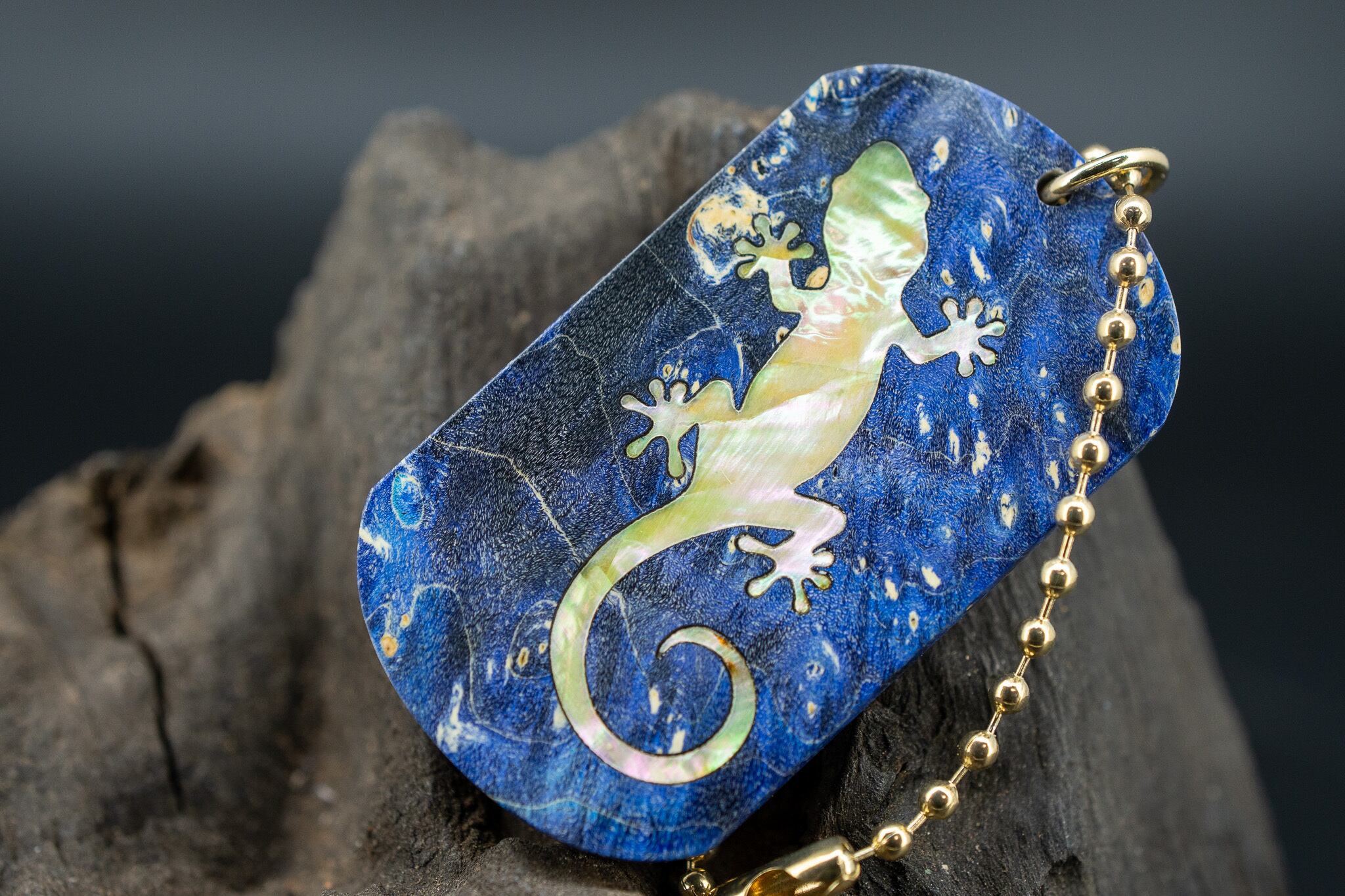 【カナダの象徴】ハードメープル 瘤杢 スタビライズウッド ドッグタグ 象嵌 木登りトカゲ