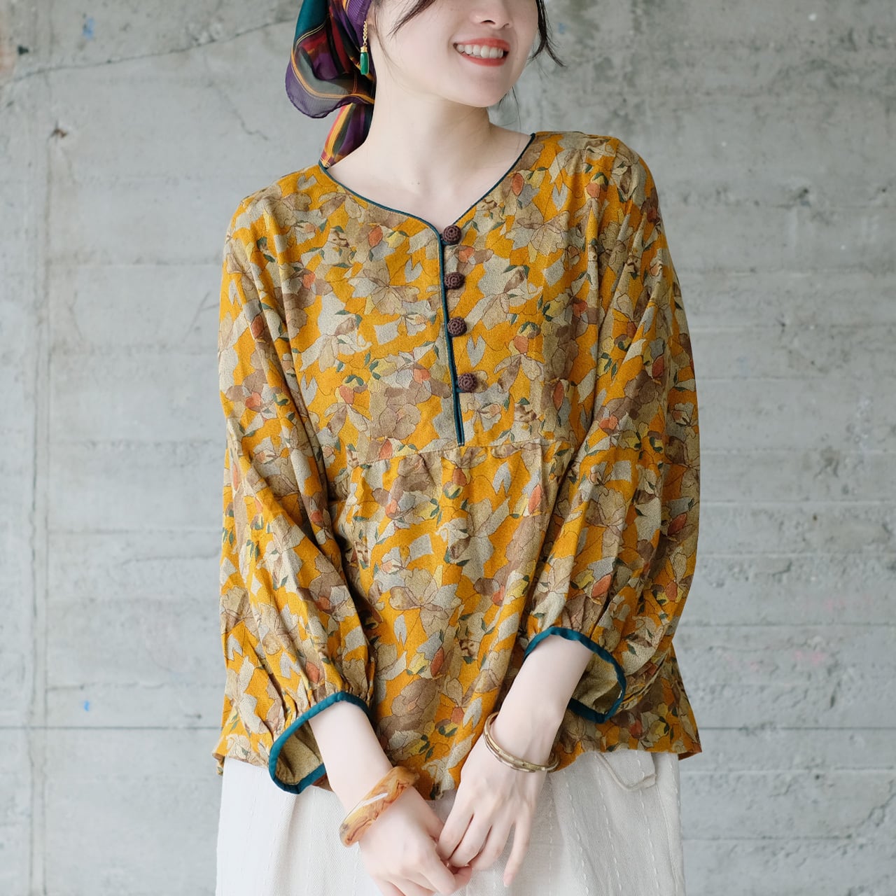 魅せる一枚!くるみボタンのフレアブラウス(25w-01)マスタード