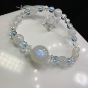 ホワイトラブラドライト×スイスブルートパーズ デザインブレスレット