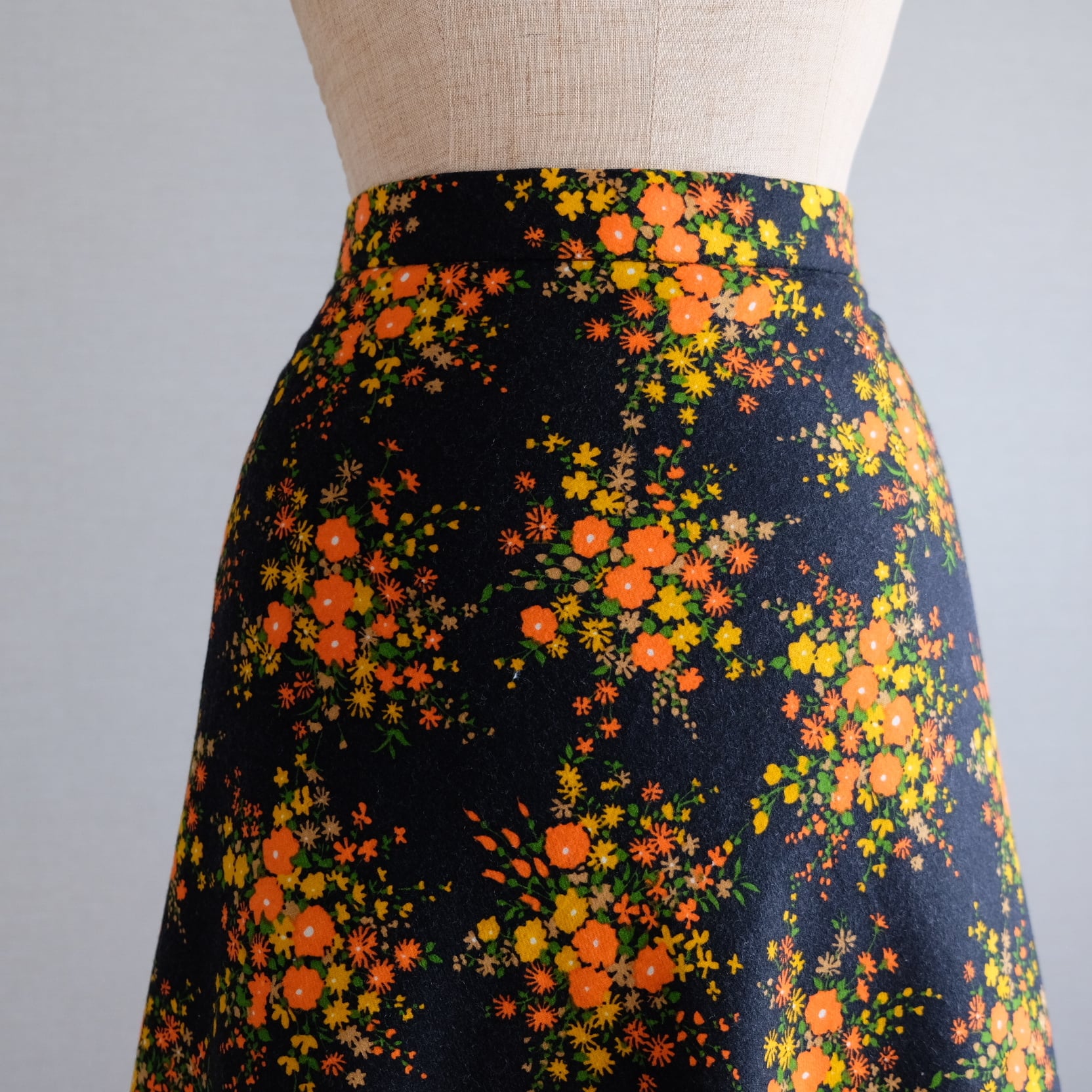 フラワーフレアスカートブラックオレンジ | 古着屋Sique おしゃれ古着