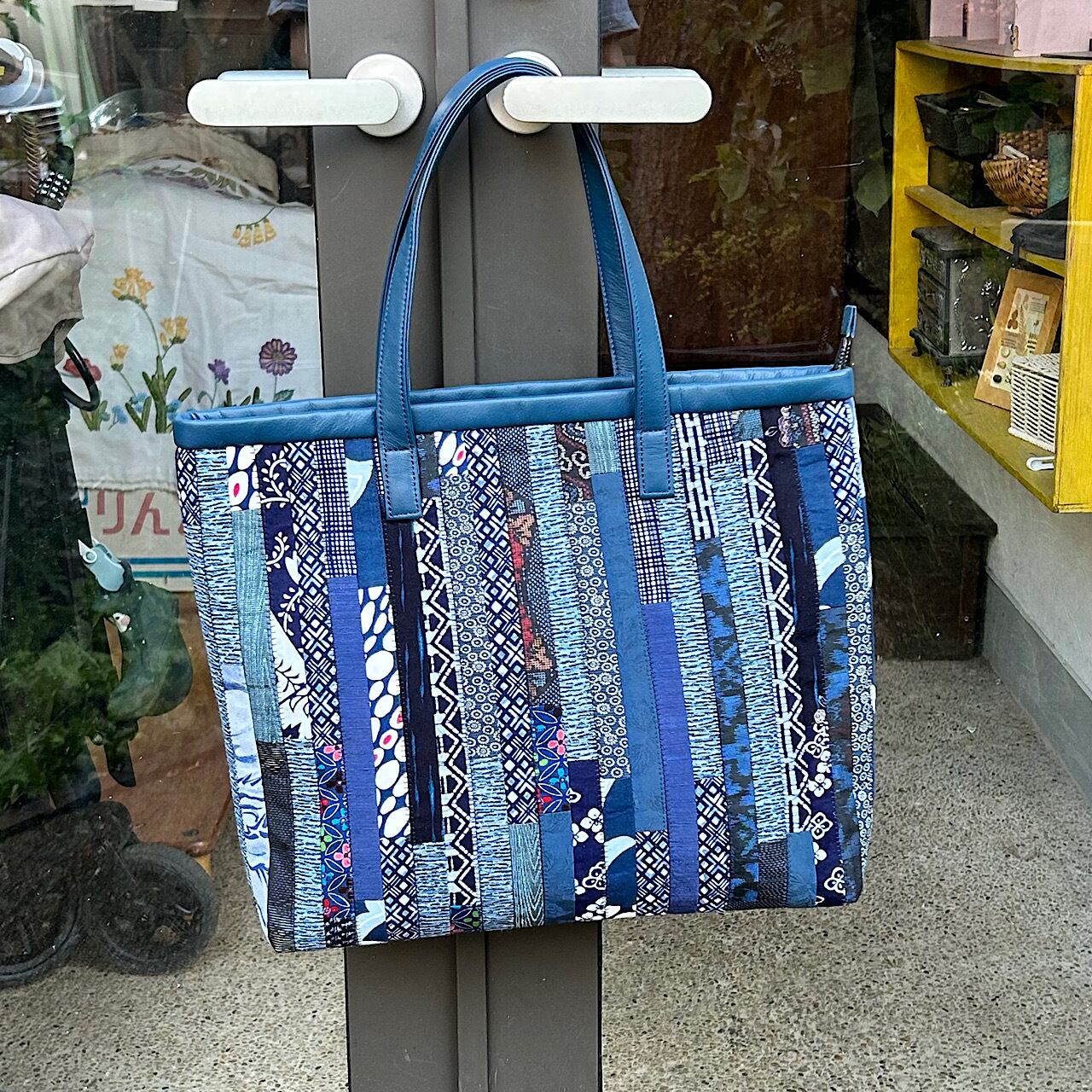 割引 革パッチワークサコッシュ（黒＋紺に花の刺繍）No.01012-08