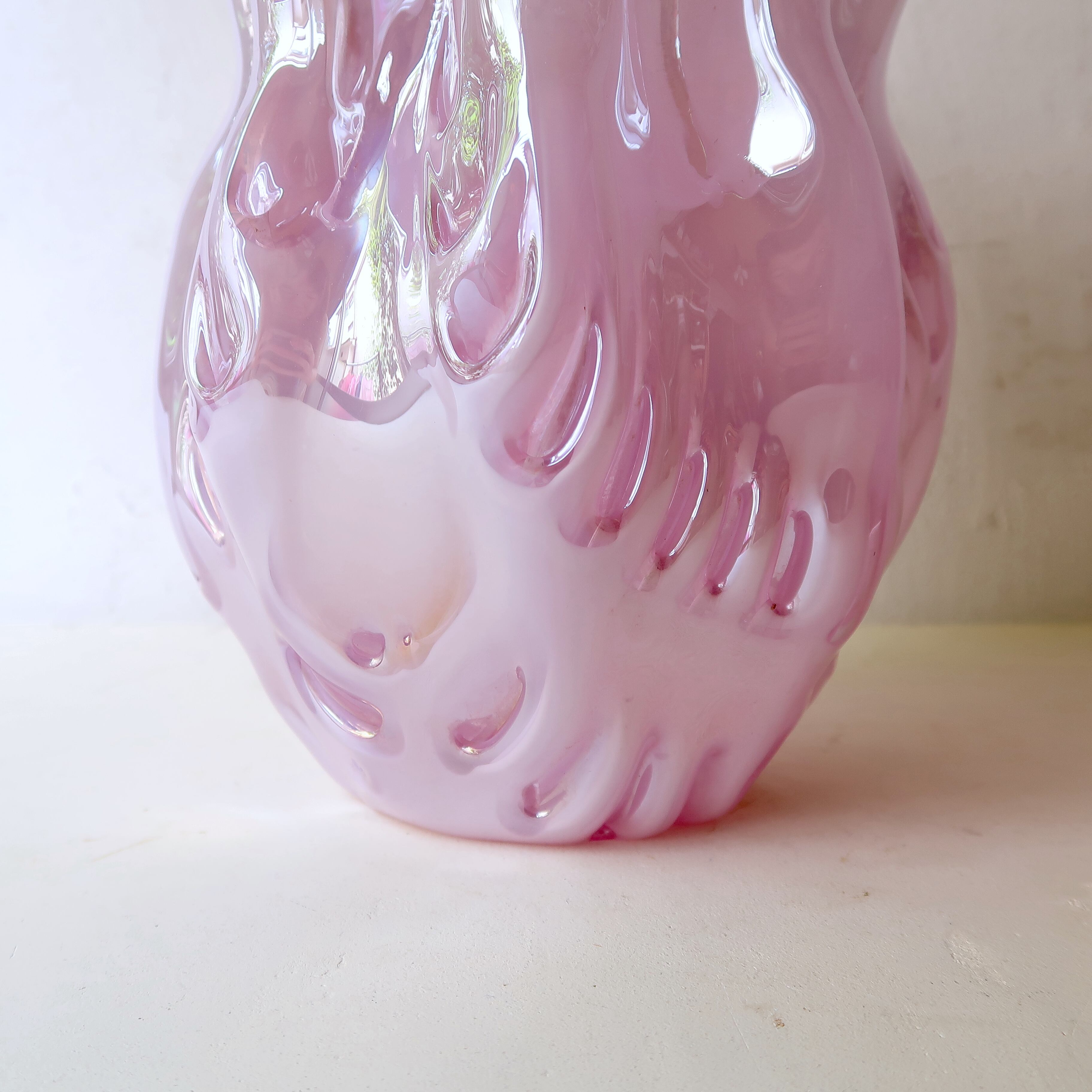アンティーク ビンテージ 花瓶 フラワーベース オーロラ パープル ピンク 美品 💠ぷっくりパープルのオーロラ花瓶 ¥8,500 ぷっくりとした、ふちの