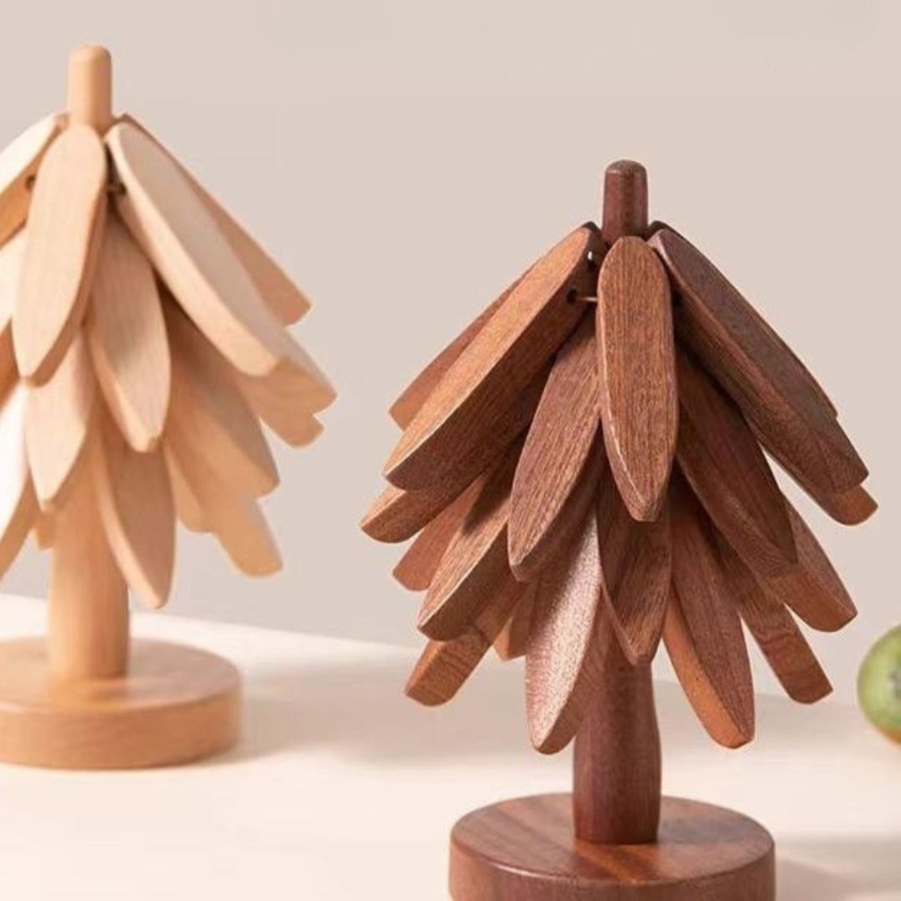 木製 ツリー型鍋敷き ︱ 2カラー展開 無垢材 断熱パッド 折りたたみ式 滑り止め キッチン雑貨 北欧風 トリベット